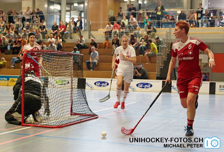 Testspiel zwischen den Damen A Nationalmannschaften Golden Girls - Damen A-Nati 
Resultat 6 : 3 am 16. Mai 2015 in der Sporthalle Ruebisbach in Kloten
Bild: Michael Peter