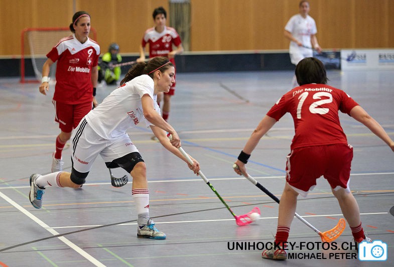 Testspiel zwischen den Damen A Nationalmannschaften Golden Girls - Damen A-Nati 
Resultat 6 : 3 am 16. Mai 2015 in der Sporthalle Ruebisbach in Kloten
Bild: Michael Peter