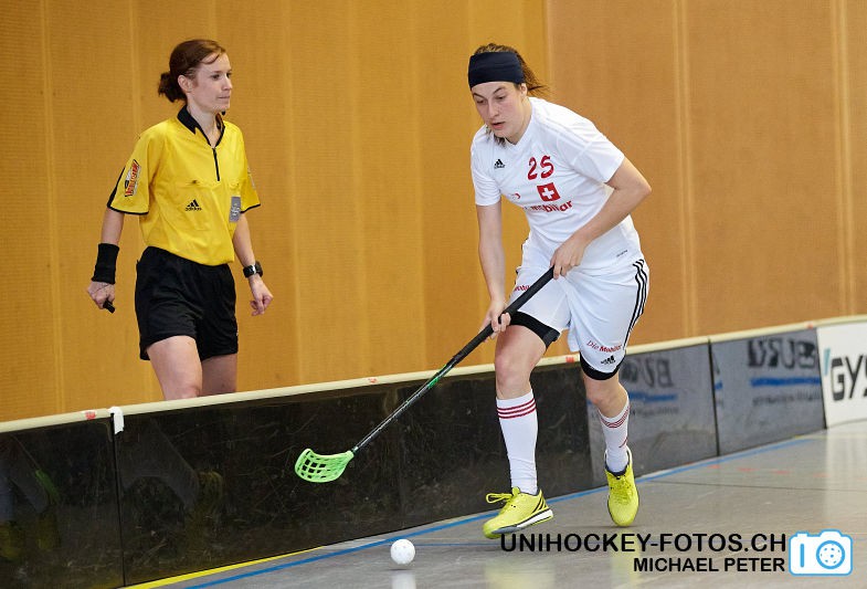 Testspiel zwischen den Damen A Nationalmannschaften Golden Girls - Damen A-Nati 
Resultat 6 : 3 am 16. Mai 2015 in der Sporthalle Ruebisbach in Kloten
Bild: Michael Peter