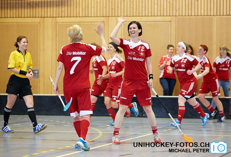 Testspiel zwischen den Damen A Nationalmannschaften Golden Girls - Damen A-Nati 
Resultat 6 : 3 am 16. Mai 2015 in der Sporthalle Ruebisbach in Kloten
Bild: Michael Peter