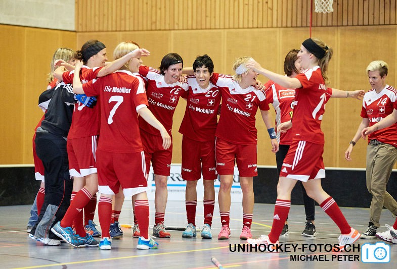 Testspiel zwischen den Damen A Nationalmannschaften Golden Girls - Damen A-Nati 
Resultat 6 : 3 am 16. Mai 2015 in der Sporthalle Ruebisbach in Kloten
Bild: Michael Peter