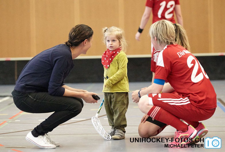 Testspiel zwischen den Damen A Nationalmannschaften Golden Girls - Damen A-Nati 
Resultat 6 : 3 am 16. Mai 2015 in der Sporthalle Ruebisbach in Kloten
Bild: Michael Peter