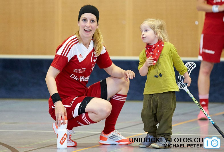 Testspiel zwischen den Damen A Nationalmannschaften Golden Girls - Damen A-Nati 
Resultat 6 : 3 am 16. Mai 2015 in der Sporthalle Ruebisbach in Kloten
Bild: Michael Peter