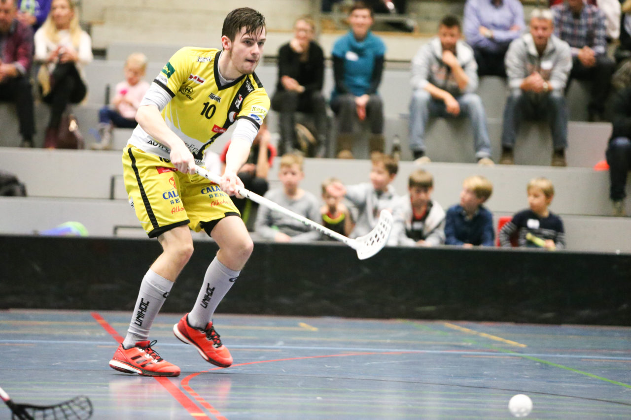 Buchholz (Uster), 08.01.2017, Unihockey Herren NLA, UHC Uster - Unihockey Tigers Langnau, Kevin Kropf (Nr. 10, Unihockey Tigers Langnau)

(Severin Binkert, unihockey-fotos.ch)

Copyright: Severin Binkert, unihockey-fotos.ch – Dieses Bild wurde durch swiss unihockey lizenziert und darf ausschliesslich auf den Online-Kanälen von swiss unihockey verwendet werden. Die redaktionelle oder kommerzielle Nutzung durch Dritte (Medien, Vereine, Unternehmen oder Privatpersonen) per Download von diesem flickr-Account ist ausgeschlossen. Das Bild kann bei Interesse via unihockey-fotos.ch kostenpflichtig lizenziert werden. unihockey-fotos.ch behält sich vor, fehlbaren Medien, Vereinen, Unternehmen oder Privatpersonen Bilder mit einem Zuschlag in Rechnung zu stellen.