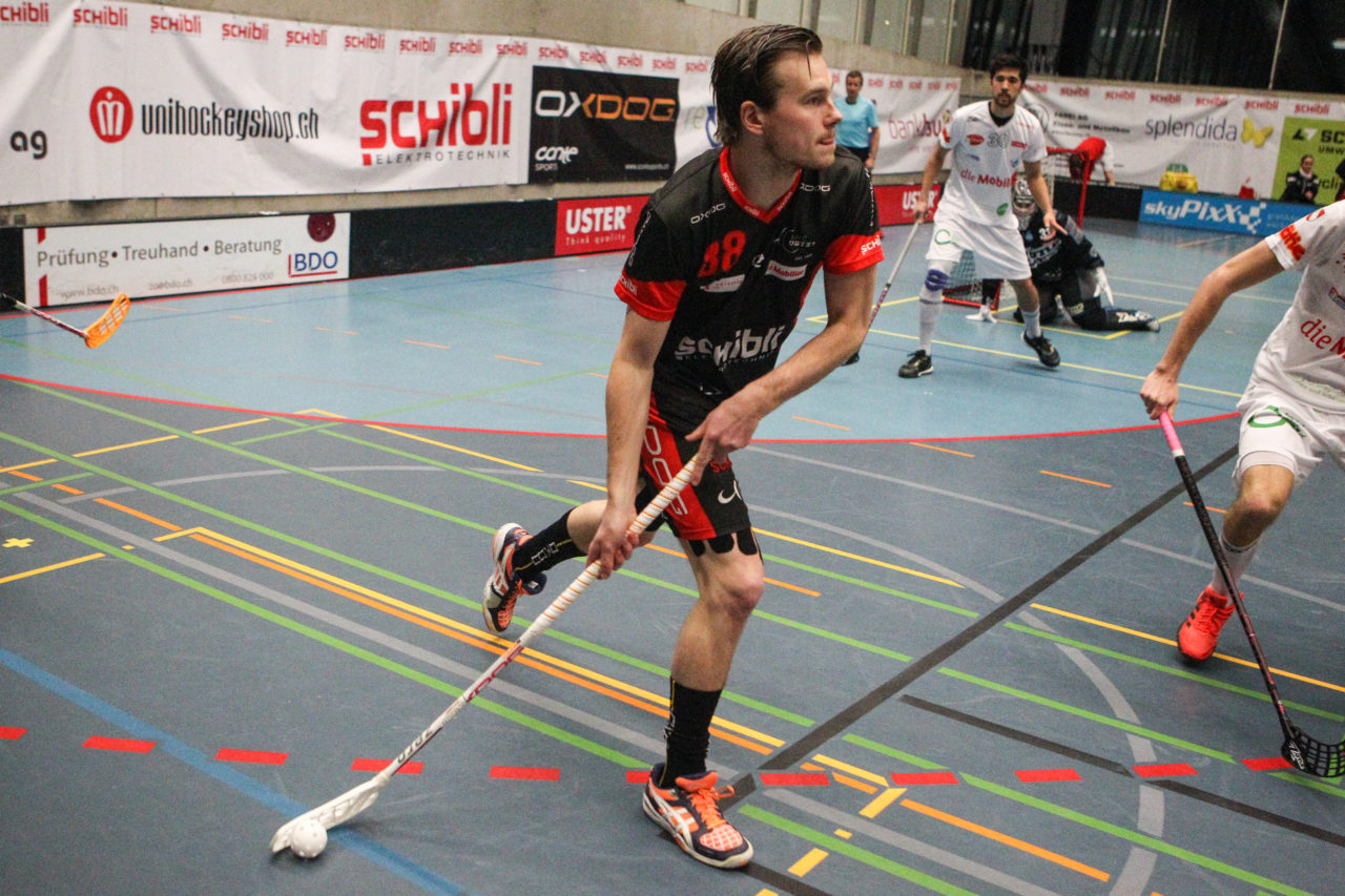 Buchholz (Uster), 07.01.2017, Unihockey Herren NLA, UHC Uster - UHC Thun, Markus Kulmala (Nr. 88, UHC Uster)

(Severin Binkert, unihockey-fotos.ch)

Copyright: Severin Binkert, unihockey-fotos.ch – Dieses Bild wurde durch swiss unihockey lizenziert und darf ausschliesslich auf den Online-Kanälen von swiss unihockey verwendet werden. Die redaktionelle oder kommerzielle Nutzung durch Dritte (Medien, Vereine, Unternehmen oder Privatpersonen) per Download von diesem flickr-Account ist ausgeschlossen. Das Bild kann bei Interesse via unihockey-fotos.ch kostenpflichtig lizenziert werden. unihockey-fotos.ch behält sich vor, fehlbaren Medien, Vereinen, Unternehmen oder Privatpersonen Bilder mit einem Zuschlag in Rechnung zu stellen.