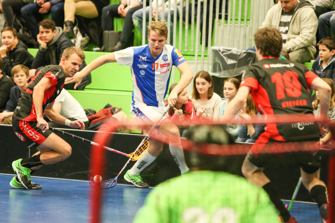 Sporthalle Hardau (Zürich), 21.01.2017, Unihockey Herren NLA, GC Unihockey - UHC Uster, Niko Juhola (Nr. 77, GC Unihockey)

(Severin Binkert, unihockey-fotos.ch)

Copyright: Severin Binkert, unihockey-fotos.ch – Dieses Bild wurde durch swiss unihockey lizenziert und darf ausschliesslich auf den Online-Kanälen von swiss unihockey verwendet werden. Die redaktionelle oder kommerzielle Nutzung durch Dritte (Medien, Vereine, Unternehmen oder Privatpersonen) per Download von diesem flickr-Account ist ausgeschlossen. Das Bild kann bei Interesse via unihockey-fotos.ch kostenpflichtig lizenziert werden. unihockey-fotos.ch behält sich vor, fehlbaren Medien, Vereinen, Unternehmen oder Privatpersonen Bilder mit einem Zuschlag in Rechnung zu stellen.