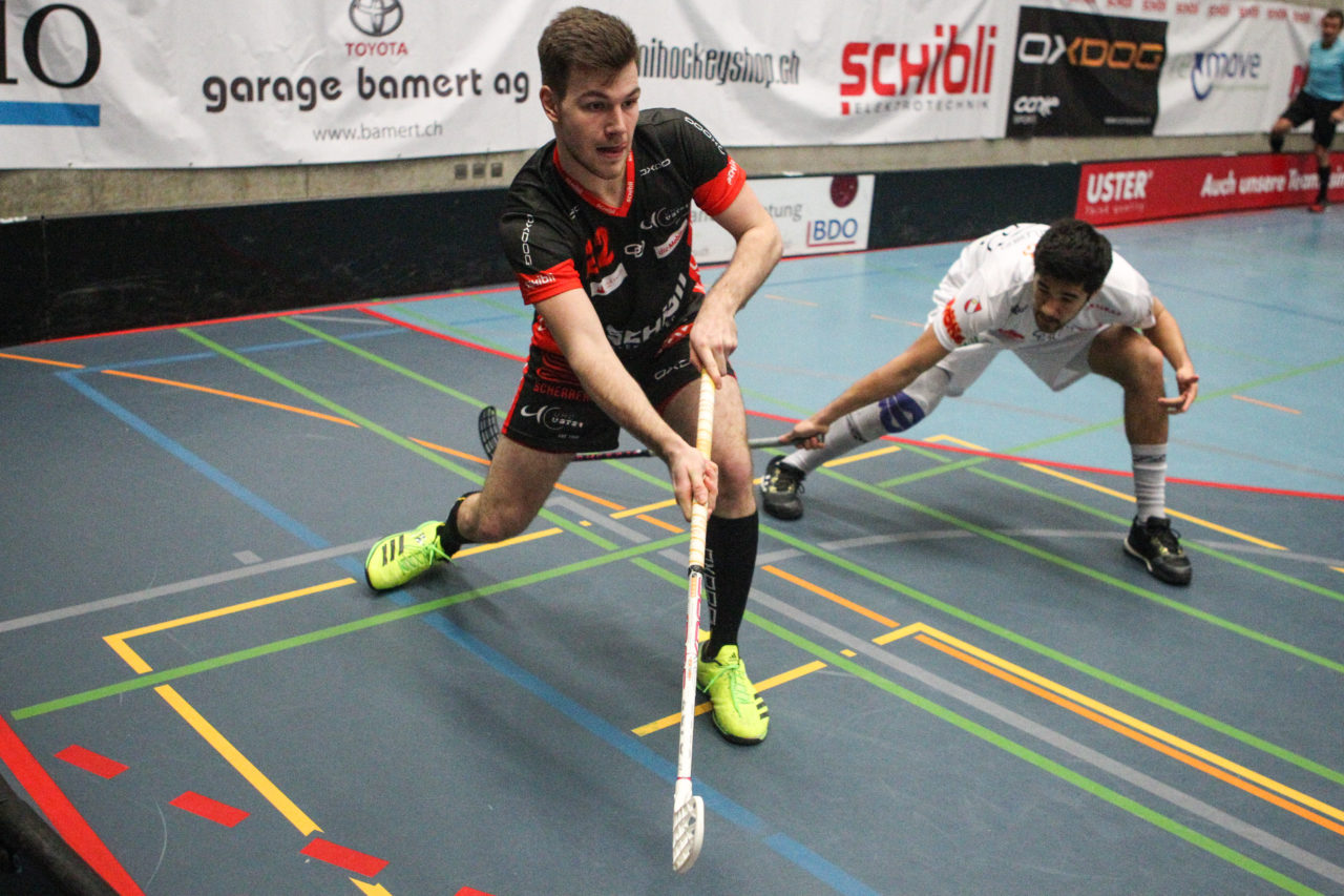 Buchholz (Uster), 07.01.2017, Unihockey Herren NLA, UHC Uster - UHC Thun, Nicola Heierli (Nr. 22, UHC Uster)

(Severin Binkert, unihockey-fotos.ch)

Copyright: Severin Binkert, unihockey-fotos.ch – Dieses Bild wurde durch swiss unihockey lizenziert und darf ausschliesslich auf den Online-Kanälen von swiss unihockey verwendet werden. Die redaktionelle oder kommerzielle Nutzung durch Dritte (Medien, Vereine, Unternehmen oder Privatpersonen) per Download von diesem flickr-Account ist ausgeschlossen. Das Bild kann bei Interesse via unihockey-fotos.ch kostenpflichtig lizenziert werden. unihockey-fotos.ch behält sich vor, fehlbaren Medien, Vereinen, Unternehmen oder Privatpersonen Bilder mit einem Zuschlag in Rechnung zu stellen.