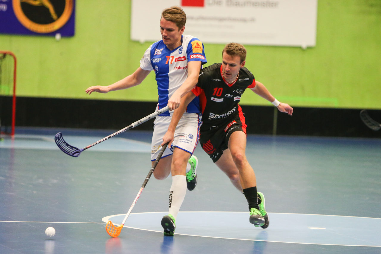 Sporthalle Hardau (Zürich), 21.01.2017, Unihockey Herren NLA, GC Unihockey - UHC Uster, Niko Juhola (Nr. 77, GC Unihockey) und Oskar Henriksson (Nr. 10, UHC Uster)

(Severin Binkert, unihockey-fotos.ch)

Copyright: Severin Binkert, unihockey-fotos.ch – Dieses Bild wurde durch swiss unihockey lizenziert und darf ausschliesslich auf den Online-Kanälen von swiss unihockey verwendet werden. Die redaktionelle oder kommerzielle Nutzung durch Dritte (Medien, Vereine, Unternehmen oder Privatpersonen) per Download von diesem flickr-Account ist ausgeschlossen. Das Bild kann bei Interesse via unihockey-fotos.ch kostenpflichtig lizenziert werden. unihockey-fotos.ch behält sich vor, fehlbaren Medien, Vereinen, Unternehmen oder Privatpersonen Bilder mit einem Zuschlag in Rechnung zu stellen.