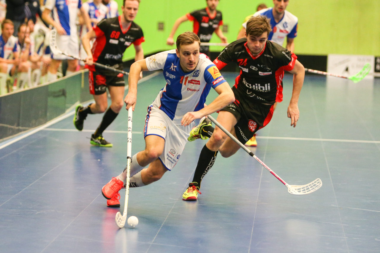 Sporthalle Hardau (Zürich), 21.01.2017, Unihockey Herren NLA, GC Unihockey - UHC Uster, Cyril Zolliker (Nr. 11, GC Unihockey) und Nino Scherer (Nr. 74, UHC Uster)

(Severin Binkert, unihockey-fotos.ch)

Copyright: Severin Binkert, unihockey-fotos.ch – Dieses Bild wurde durch swiss unihockey lizenziert und darf ausschliesslich auf den Online-Kanälen von swiss unihockey verwendet werden. Die redaktionelle oder kommerzielle Nutzung durch Dritte (Medien, Vereine, Unternehmen oder Privatpersonen) per Download von diesem flickr-Account ist ausgeschlossen. Das Bild kann bei Interesse via unihockey-fotos.ch kostenpflichtig lizenziert werden. unihockey-fotos.ch behält sich vor, fehlbaren Medien, Vereinen, Unternehmen oder Privatpersonen Bilder mit einem Zuschlag in Rechnung zu stellen.