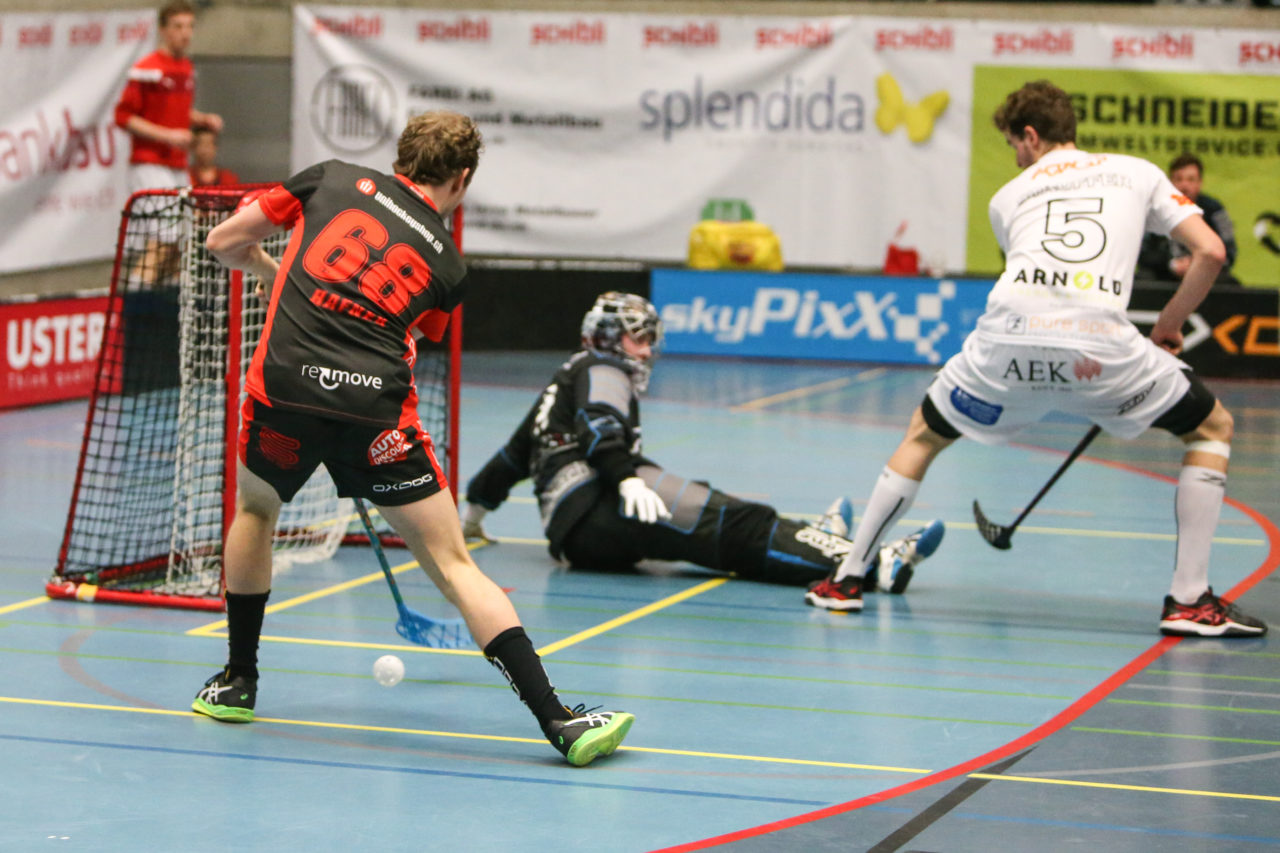Buchholz (Uster), 07.01.2017, Unihockey Herren NLA, UHC Uster - UHC Thun, Florian Hafner (Nr. 68, UHC Uster)

(Severin Binkert, unihockey-fotos.ch)

Copyright: Severin Binkert, unihockey-fotos.ch – Dieses Bild wurde durch swiss unihockey lizenziert und darf ausschliesslich auf den Online-Kanälen von swiss unihockey verwendet werden. Die redaktionelle oder kommerzielle Nutzung durch Dritte (Medien, Vereine, Unternehmen oder Privatpersonen) per Download von diesem flickr-Account ist ausgeschlossen. Das Bild kann bei Interesse via unihockey-fotos.ch kostenpflichtig lizenziert werden. unihockey-fotos.ch behält sich vor, fehlbaren Medien, Vereinen, Unternehmen oder Privatpersonen Bilder mit einem Zuschlag in Rechnung zu stellen.