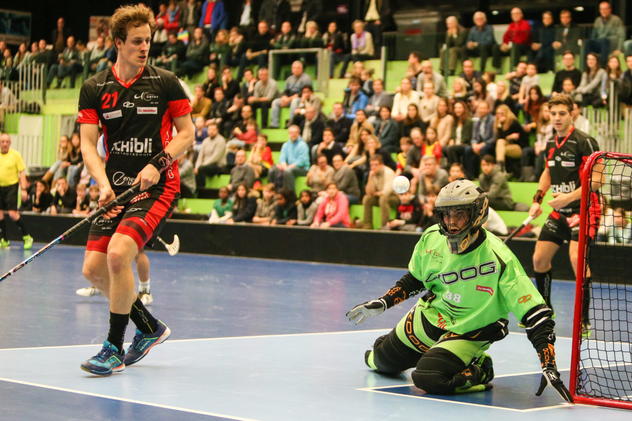 Sporthalle Hardau (Zürich), 21.01.2017, Unihockey Herren NLA, GC Unihockey - UHC Uster, Florian Bolliger (Nr. 21, UHC Uster) und Christoph Tschopp (Nr. 38, UHC Uster)

(Severin Binkert, unihockey-fotos.ch)

Copyright: Severin Binkert, unihockey-fotos.ch – Dieses Bild wurde durch swiss unihockey lizenziert und darf ausschliesslich auf den Online-Kanälen von swiss unihockey verwendet werden. Die redaktionelle oder kommerzielle Nutzung durch Dritte (Medien, Vereine, Unternehmen oder Privatpersonen) per Download von diesem flickr-Account ist ausgeschlossen. Das Bild kann bei Interesse via unihockey-fotos.ch kostenpflichtig lizenziert werden. unihockey-fotos.ch behält sich vor, fehlbaren Medien, Vereinen, Unternehmen oder Privatpersonen Bilder mit einem Zuschlag in Rechnung zu stellen.