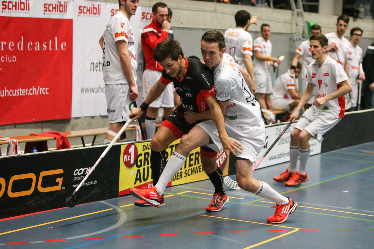 Buchholz (Uster), 07.01.2017, Unihockey Herren NLA, UHC Uster - UHC Thun, Silvan Bolliger (Nr. 5, UHC Uster) und Oliver Stulz (Nr. 15, UHC Thun)

(Severin Binkert, unihockey-fotos.ch)

Copyright: Severin Binkert, unihockey-fotos.ch – Dieses Bild wurde durch swiss unihockey lizenziert und darf ausschliesslich auf den Online-Kanälen von swiss unihockey verwendet werden. Die redaktionelle oder kommerzielle Nutzung durch Dritte (Medien, Vereine, Unternehmen oder Privatpersonen) per Download von diesem flickr-Account ist ausgeschlossen. Das Bild kann bei Interesse via unihockey-fotos.ch kostenpflichtig lizenziert werden. unihockey-fotos.ch behält sich vor, fehlbaren Medien, Vereinen, Unternehmen oder Privatpersonen Bilder mit einem Zuschlag in Rechnung zu stellen.