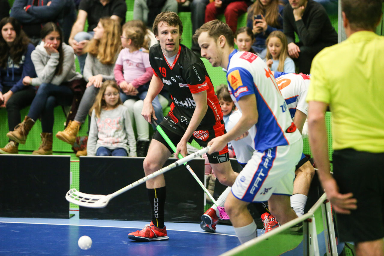 Sporthalle Hardau (Zürich), 21.01.2017, Unihockey Herren NLA, GC Unihockey - UHC Uster, Fabian Steiger (Nr. 19, UHC Uster)

(Severin Binkert, unihockey-fotos.ch)

Copyright: Severin Binkert, unihockey-fotos.ch – Dieses Bild wurde durch swiss unihockey lizenziert und darf ausschliesslich auf den Online-Kanälen von swiss unihockey verwendet werden. Die redaktionelle oder kommerzielle Nutzung durch Dritte (Medien, Vereine, Unternehmen oder Privatpersonen) per Download von diesem flickr-Account ist ausgeschlossen. Das Bild kann bei Interesse via unihockey-fotos.ch kostenpflichtig lizenziert werden. unihockey-fotos.ch behält sich vor, fehlbaren Medien, Vereinen, Unternehmen oder Privatpersonen Bilder mit einem Zuschlag in Rechnung zu stellen.
