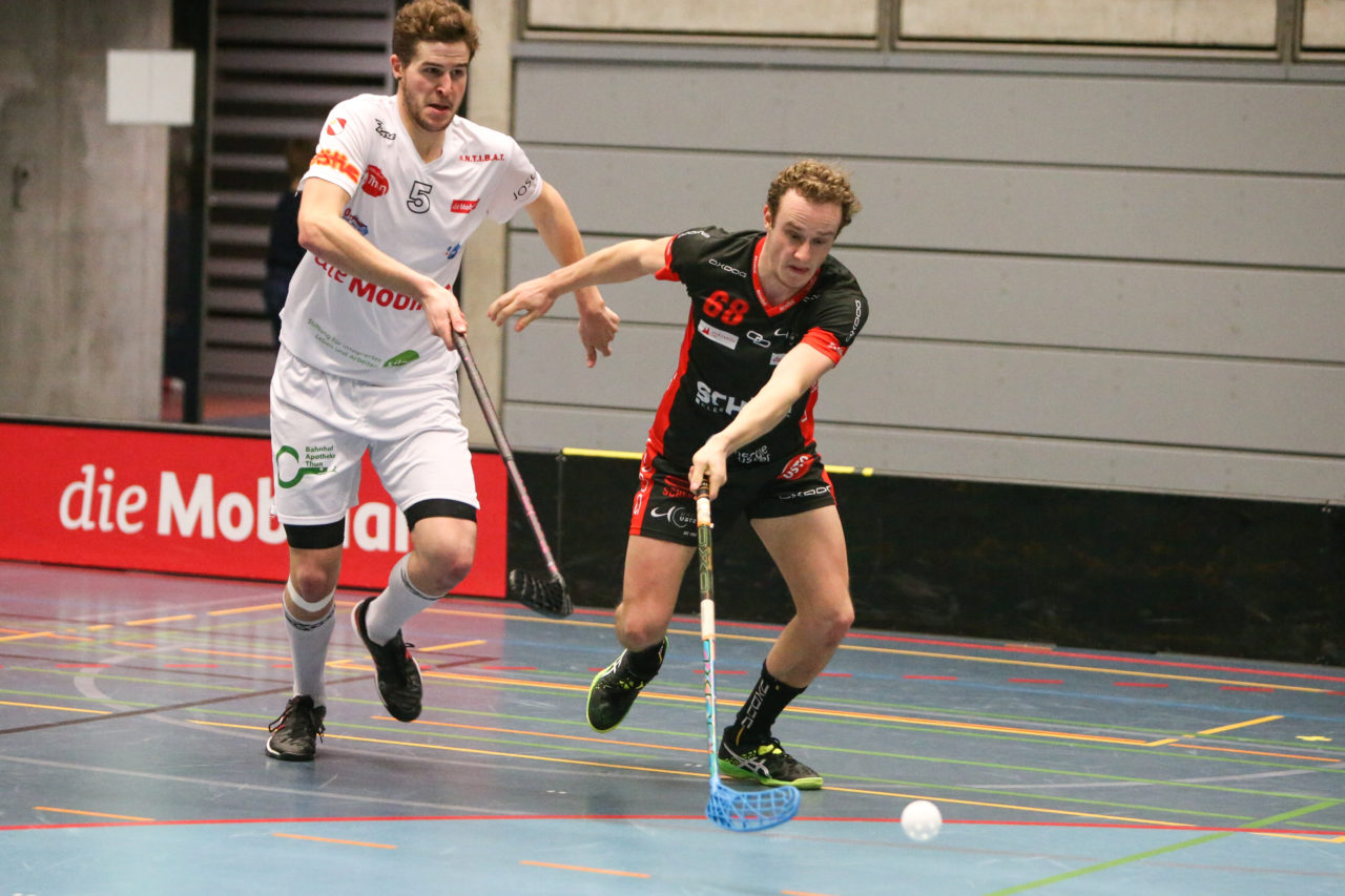 Buchholz (Uster), 07.01.2017, Unihockey Herren NLA, UHC Uster - UHC Thun, Roman Stauffer (Nr. 5, UHC Thun) und Florian Hafner (Nr. 68, UHC Uster)

(Severin Binkert, unihockey-fotos.ch)

Copyright: Severin Binkert, unihockey-fotos.ch – Dieses Bild wurde durch swiss unihockey lizenziert und darf ausschliesslich auf den Online-Kanälen von swiss unihockey verwendet werden. Die redaktionelle oder kommerzielle Nutzung durch Dritte (Medien, Vereine, Unternehmen oder Privatpersonen) per Download von diesem flickr-Account ist ausgeschlossen. Das Bild kann bei Interesse via unihockey-fotos.ch kostenpflichtig lizenziert werden. unihockey-fotos.ch behält sich vor, fehlbaren Medien, Vereinen, Unternehmen oder Privatpersonen Bilder mit einem Zuschlag in Rechnung zu stellen.
