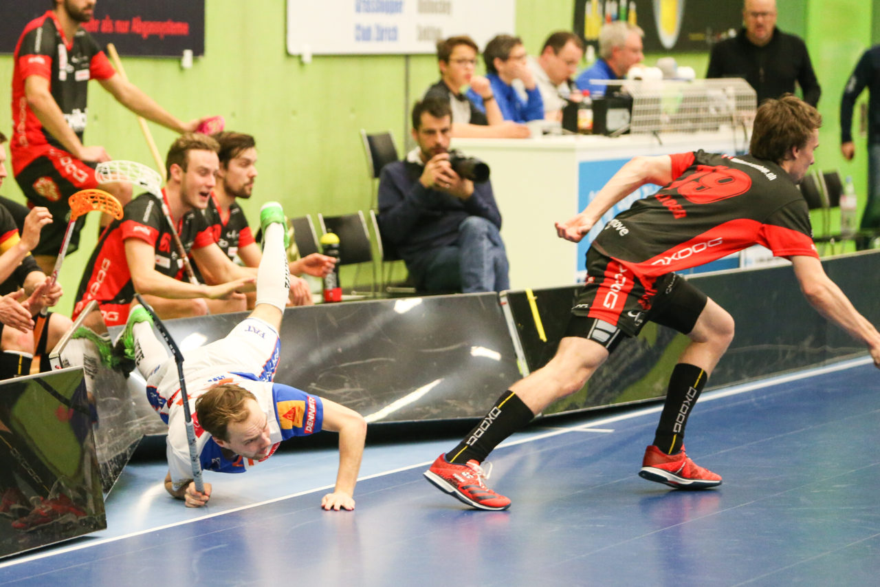 Sporthalle Hardau (Zürich), 21.01.2017, Unihockey Herren NLA, GC Unihockey - UHC Uster, Emil Julkunen (Nr. 21, GC Unihockey) und Fabian Steiger (Nr. 19, UHC Uster)

(Severin Binkert, unihockey-fotos.ch)

Copyright: Severin Binkert, unihockey-fotos.ch – Dieses Bild wurde durch swiss unihockey lizenziert und darf ausschliesslich auf den Online-Kanälen von swiss unihockey verwendet werden. Die redaktionelle oder kommerzielle Nutzung durch Dritte (Medien, Vereine, Unternehmen oder Privatpersonen) per Download von diesem flickr-Account ist ausgeschlossen. Das Bild kann bei Interesse via unihockey-fotos.ch kostenpflichtig lizenziert werden. unihockey-fotos.ch behält sich vor, fehlbaren Medien, Vereinen, Unternehmen oder Privatpersonen Bilder mit einem Zuschlag in Rechnung zu stellen.