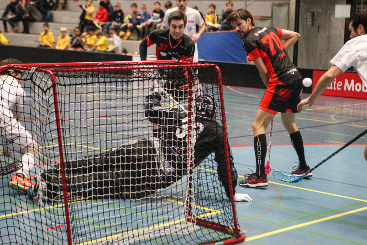 Buchholz (Uster), 07.01.2017, Unihockey Herren NLA, UHC Uster - UHC Thun, Romano Schubiger (Nr. 51, UHC Uster) und Simon Suter (Nr. 70, UHC Uster)

(Severin Binkert, unihockey-fotos.ch)

Copyright: Severin Binkert, unihockey-fotos.ch – Dieses Bild wurde durch swiss unihockey lizenziert und darf ausschliesslich auf den Online-Kanälen von swiss unihockey verwendet werden. Die redaktionelle oder kommerzielle Nutzung durch Dritte (Medien, Vereine, Unternehmen oder Privatpersonen) per Download von diesem flickr-Account ist ausgeschlossen. Das Bild kann bei Interesse via unihockey-fotos.ch kostenpflichtig lizenziert werden. unihockey-fotos.ch behält sich vor, fehlbaren Medien, Vereinen, Unternehmen oder Privatpersonen Bilder mit einem Zuschlag in Rechnung zu stellen.
