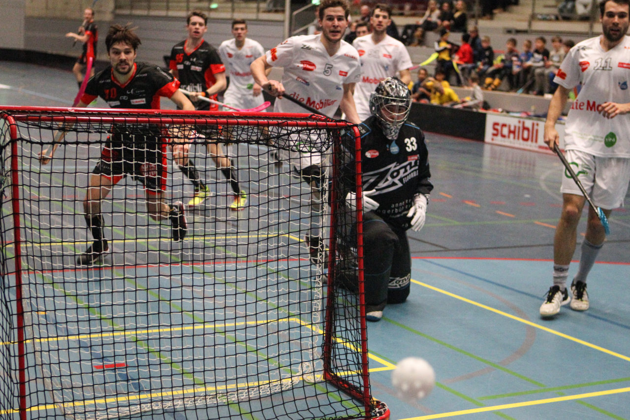 Buchholz (Uster), 07.01.2017, Unihockey Herren NLA, UHC Uster - UHC Thun, Marcel Straubhaar (Nr. 33, UHC Thun)

(Severin Binkert, unihockey-fotos.ch)

Copyright: Severin Binkert, unihockey-fotos.ch – Dieses Bild wurde durch swiss unihockey lizenziert und darf ausschliesslich auf den Online-Kanälen von swiss unihockey verwendet werden. Die redaktionelle oder kommerzielle Nutzung durch Dritte (Medien, Vereine, Unternehmen oder Privatpersonen) per Download von diesem flickr-Account ist ausgeschlossen. Das Bild kann bei Interesse via unihockey-fotos.ch kostenpflichtig lizenziert werden. unihockey-fotos.ch behält sich vor, fehlbaren Medien, Vereinen, Unternehmen oder Privatpersonen Bilder mit einem Zuschlag in Rechnung zu stellen.