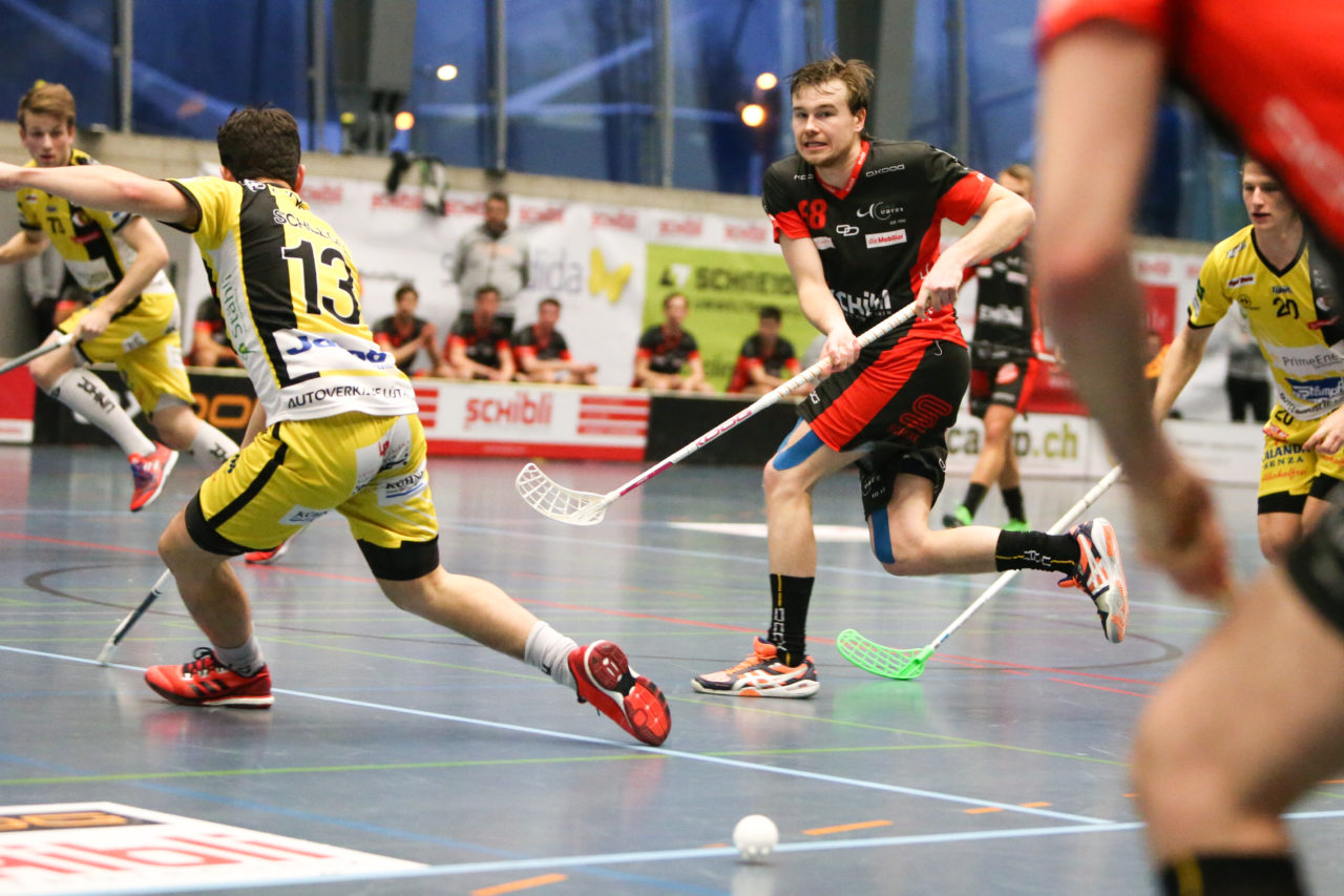 Buchholz (Uster), 08.01.2017, Unihockey Herren NLA, UHC Uster - Unihockey Tigers Langnau, Markus Kulmala (Nr. 88, UHC Uster)

(Severin Binkert, unihockey-fotos.ch)

Copyright: Severin Binkert, unihockey-fotos.ch – Dieses Bild wurde durch swiss unihockey lizenziert und darf ausschliesslich auf den Online-Kanälen von swiss unihockey verwendet werden. Die redaktionelle oder kommerzielle Nutzung durch Dritte (Medien, Vereine, Unternehmen oder Privatpersonen) per Download von diesem flickr-Account ist ausgeschlossen. Das Bild kann bei Interesse via unihockey-fotos.ch kostenpflichtig lizenziert werden. unihockey-fotos.ch behält sich vor, fehlbaren Medien, Vereinen, Unternehmen oder Privatpersonen Bilder mit einem Zuschlag in Rechnung zu stellen.