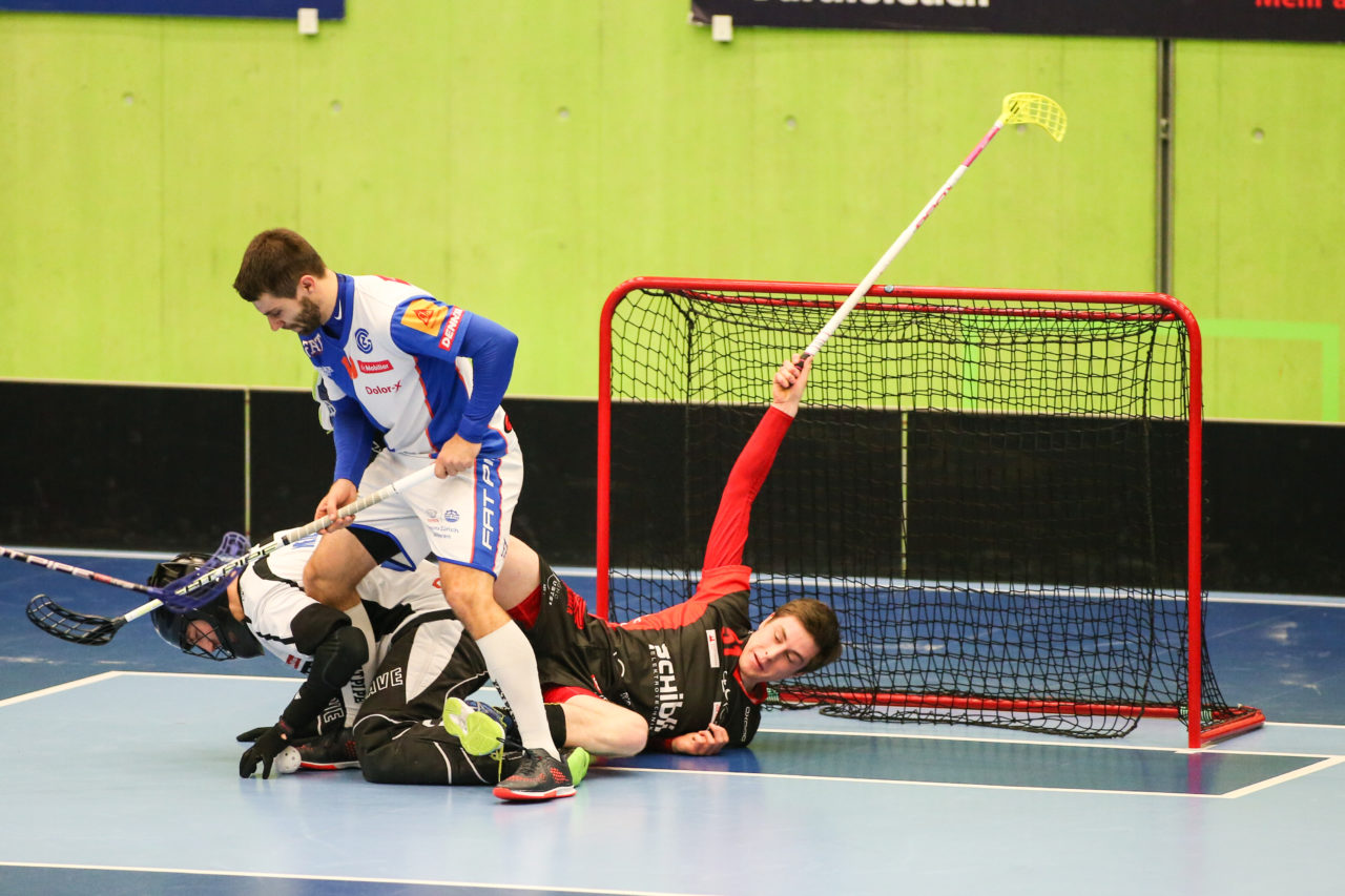 Sporthalle Hardau (Zürich), 21.01.2017, Unihockey Herren NLA, GC Unihockey - UHC Uster, Romano Schubiger (Nr. 51, UHC Uster)

(Severin Binkert, unihockey-fotos.ch)

Copyright: Severin Binkert, unihockey-fotos.ch – Dieses Bild wurde durch swiss unihockey lizenziert und darf ausschliesslich auf den Online-Kanälen von swiss unihockey verwendet werden. Die redaktionelle oder kommerzielle Nutzung durch Dritte (Medien, Vereine, Unternehmen oder Privatpersonen) per Download von diesem flickr-Account ist ausgeschlossen. Das Bild kann bei Interesse via unihockey-fotos.ch kostenpflichtig lizenziert werden. unihockey-fotos.ch behält sich vor, fehlbaren Medien, Vereinen, Unternehmen oder Privatpersonen Bilder mit einem Zuschlag in Rechnung zu stellen.