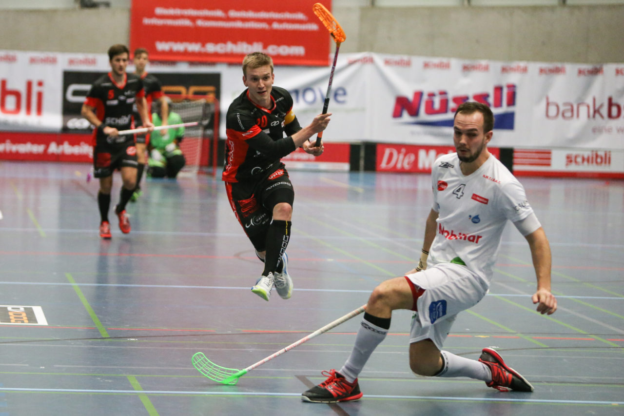 Buchholz (Uster), 07.01.2017, Unihockey Herren NLA, UHC Uster - UHC Thun, Raphael Berweger (Nr. 20, UHC Uster)

(Severin Binkert, unihockey-fotos.ch)

Copyright: Severin Binkert, unihockey-fotos.ch – Dieses Bild wurde durch swiss unihockey lizenziert und darf ausschliesslich auf den Online-Kanälen von swiss unihockey verwendet werden. Die redaktionelle oder kommerzielle Nutzung durch Dritte (Medien, Vereine, Unternehmen oder Privatpersonen) per Download von diesem flickr-Account ist ausgeschlossen. Das Bild kann bei Interesse via unihockey-fotos.ch kostenpflichtig lizenziert werden. unihockey-fotos.ch behält sich vor, fehlbaren Medien, Vereinen, Unternehmen oder Privatpersonen Bilder mit einem Zuschlag in Rechnung zu stellen.