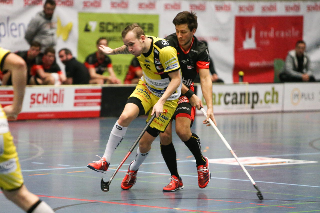 Buchholz (Uster), 08.01.2017, Unihockey Herren NLA, UHC Uster - Unihockey Tigers Langnau, Yannick Glauser (Nr. 16, Unihockey Tigers Langnau) und Silvan Bolliger (Nr. 5, UHC Uster)

(Severin Binkert, unihockey-fotos.ch)

Copyright: Severin Binkert, unihockey-fotos.ch – Dieses Bild wurde durch swiss unihockey lizenziert und darf ausschliesslich auf den Online-Kanälen von swiss unihockey verwendet werden. Die redaktionelle oder kommerzielle Nutzung durch Dritte (Medien, Vereine, Unternehmen oder Privatpersonen) per Download von diesem flickr-Account ist ausgeschlossen. Das Bild kann bei Interesse via unihockey-fotos.ch kostenpflichtig lizenziert werden. unihockey-fotos.ch behält sich vor, fehlbaren Medien, Vereinen, Unternehmen oder Privatpersonen Bilder mit einem Zuschlag in Rechnung zu stellen.
