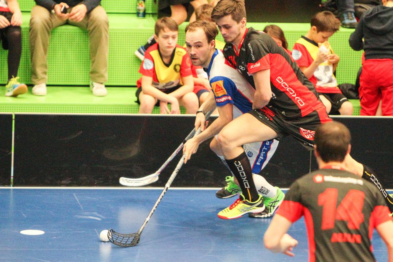 Sporthalle Hardau (Zürich), 21.01.2017, Unihockey Herren NLA, GC Unihockey - UHC Uster, Emil Julkunen (Nr. 21, GC Unihockey) und Nino Scherer (Nr. 74, UHC Uster)

(Severin Binkert, unihockey-fotos.ch)

Copyright: Severin Binkert, unihockey-fotos.ch – Dieses Bild wurde durch swiss unihockey lizenziert und darf ausschliesslich auf den Online-Kanälen von swiss unihockey verwendet werden. Die redaktionelle oder kommerzielle Nutzung durch Dritte (Medien, Vereine, Unternehmen oder Privatpersonen) per Download von diesem flickr-Account ist ausgeschlossen. Das Bild kann bei Interesse via unihockey-fotos.ch kostenpflichtig lizenziert werden. unihockey-fotos.ch behält sich vor, fehlbaren Medien, Vereinen, Unternehmen oder Privatpersonen Bilder mit einem Zuschlag in Rechnung zu stellen.