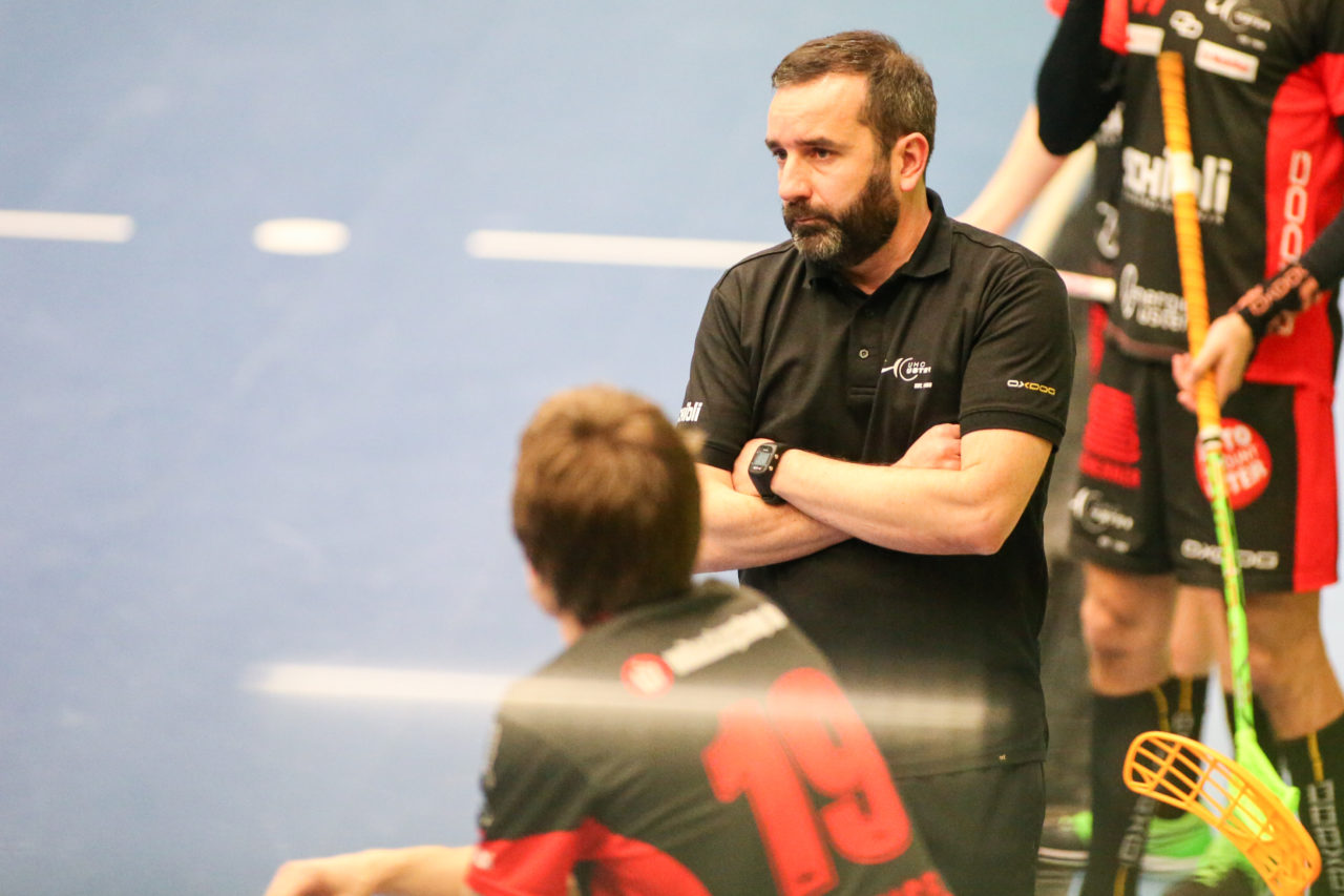 Sporthalle Hardau (Zürich), 21.01.2017, Unihockey Herren NLA, GC Unihockey - UHC Uster, Simon Meier (UHC Uster)

(Severin Binkert, unihockey-fotos.ch)

Copyright: Severin Binkert, unihockey-fotos.ch – Dieses Bild wurde durch swiss unihockey lizenziert und darf ausschliesslich auf den Online-Kanälen von swiss unihockey verwendet werden. Die redaktionelle oder kommerzielle Nutzung durch Dritte (Medien, Vereine, Unternehmen oder Privatpersonen) per Download von diesem flickr-Account ist ausgeschlossen. Das Bild kann bei Interesse via unihockey-fotos.ch kostenpflichtig lizenziert werden. unihockey-fotos.ch behält sich vor, fehlbaren Medien, Vereinen, Unternehmen oder Privatpersonen Bilder mit einem Zuschlag in Rechnung zu stellen.