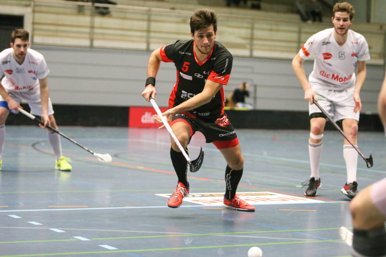 Buchholz (Uster), 07.01.2017, Unihockey Herren NLA, UHC Uster - UHC Thun, Silvan Bolliger (Nr. 5, UHC Uster)

(Severin Binkert, unihockey-fotos.ch)

Copyright: Severin Binkert, unihockey-fotos.ch – Dieses Bild wurde durch swiss unihockey lizenziert und darf ausschliesslich auf den Online-Kanälen von swiss unihockey verwendet werden. Die redaktionelle oder kommerzielle Nutzung durch Dritte (Medien, Vereine, Unternehmen oder Privatpersonen) per Download von diesem flickr-Account ist ausgeschlossen. Das Bild kann bei Interesse via unihockey-fotos.ch kostenpflichtig lizenziert werden. unihockey-fotos.ch behält sich vor, fehlbaren Medien, Vereinen, Unternehmen oder Privatpersonen Bilder mit einem Zuschlag in Rechnung zu stellen.