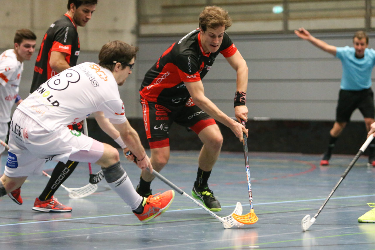 Buchholz (Uster), 07.01.2017, Unihockey Herren NLA, UHC Uster - UHC Thun, Florian Bolliger (Nr. 21, UHC Uster)

(Severin Binkert, unihockey-fotos.ch)

Copyright: Severin Binkert, unihockey-fotos.ch – Dieses Bild wurde durch swiss unihockey lizenziert und darf ausschliesslich auf den Online-Kanälen von swiss unihockey verwendet werden. Die redaktionelle oder kommerzielle Nutzung durch Dritte (Medien, Vereine, Unternehmen oder Privatpersonen) per Download von diesem flickr-Account ist ausgeschlossen. Das Bild kann bei Interesse via unihockey-fotos.ch kostenpflichtig lizenziert werden. unihockey-fotos.ch behält sich vor, fehlbaren Medien, Vereinen, Unternehmen oder Privatpersonen Bilder mit einem Zuschlag in Rechnung zu stellen.
