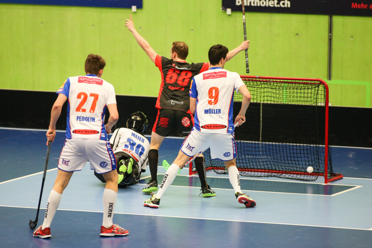Sporthalle Hardau (Zürich), 21.01.2017, Unihockey Herren NLA, GC Unihockey - UHC Uster, Tor für Uster

(Severin Binkert, unihockey-fotos.ch)

Copyright: Severin Binkert, unihockey-fotos.ch – Dieses Bild wurde durch swiss unihockey lizenziert und darf ausschliesslich auf den Online-Kanälen von swiss unihockey verwendet werden. Die redaktionelle oder kommerzielle Nutzung durch Dritte (Medien, Vereine, Unternehmen oder Privatpersonen) per Download von diesem flickr-Account ist ausgeschlossen. Das Bild kann bei Interesse via unihockey-fotos.ch kostenpflichtig lizenziert werden. unihockey-fotos.ch behält sich vor, fehlbaren Medien, Vereinen, Unternehmen oder Privatpersonen Bilder mit einem Zuschlag in Rechnung zu stellen.