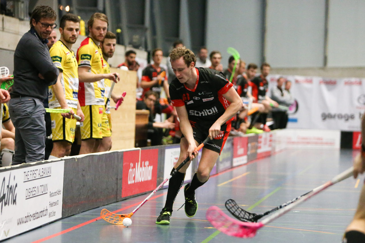 Buchholz (Uster), 08.01.2017, Unihockey Herren NLA, UHC Uster - Unihockey Tigers Langnau, Florian Hafner (Nr. 68, UHC Uster)

(Severin Binkert, unihockey-fotos.ch)

Copyright: Severin Binkert, unihockey-fotos.ch – Dieses Bild wurde durch swiss unihockey lizenziert und darf ausschliesslich auf den Online-Kanälen von swiss unihockey verwendet werden. Die redaktionelle oder kommerzielle Nutzung durch Dritte (Medien, Vereine, Unternehmen oder Privatpersonen) per Download von diesem flickr-Account ist ausgeschlossen. Das Bild kann bei Interesse via unihockey-fotos.ch kostenpflichtig lizenziert werden. unihockey-fotos.ch behält sich vor, fehlbaren Medien, Vereinen, Unternehmen oder Privatpersonen Bilder mit einem Zuschlag in Rechnung zu stellen.