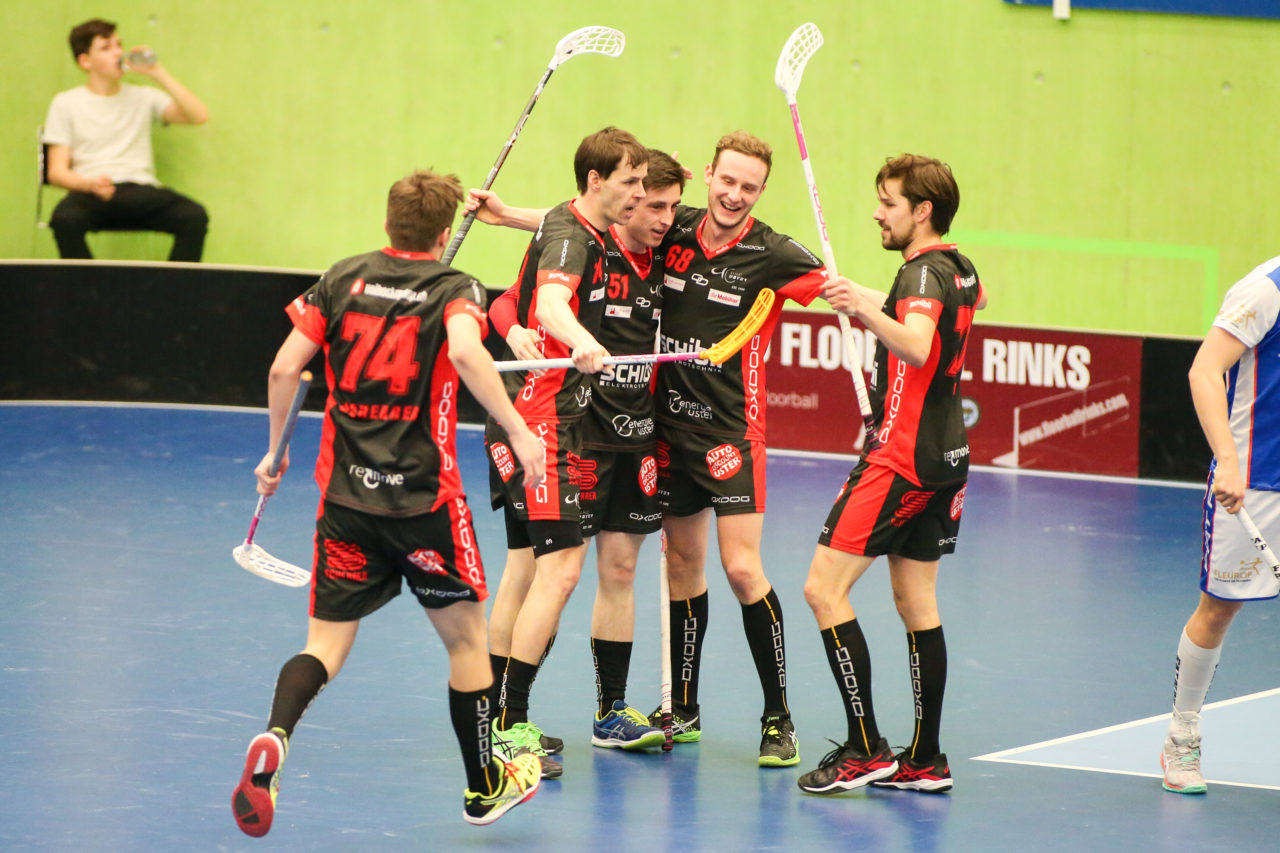 Sporthalle Hardau (Zürich), 21.01.2017, Unihockey Herren NLA, GC Unihockey - UHC Uster, Torjubel Uster

(Severin Binkert, unihockey-fotos.ch)

Copyright: Severin Binkert, unihockey-fotos.ch – Dieses Bild wurde durch swiss unihockey lizenziert und darf ausschliesslich auf den Online-Kanälen von swiss unihockey verwendet werden. Die redaktionelle oder kommerzielle Nutzung durch Dritte (Medien, Vereine, Unternehmen oder Privatpersonen) per Download von diesem flickr-Account ist ausgeschlossen. Das Bild kann bei Interesse via unihockey-fotos.ch kostenpflichtig lizenziert werden. unihockey-fotos.ch behält sich vor, fehlbaren Medien, Vereinen, Unternehmen oder Privatpersonen Bilder mit einem Zuschlag in Rechnung zu stellen.