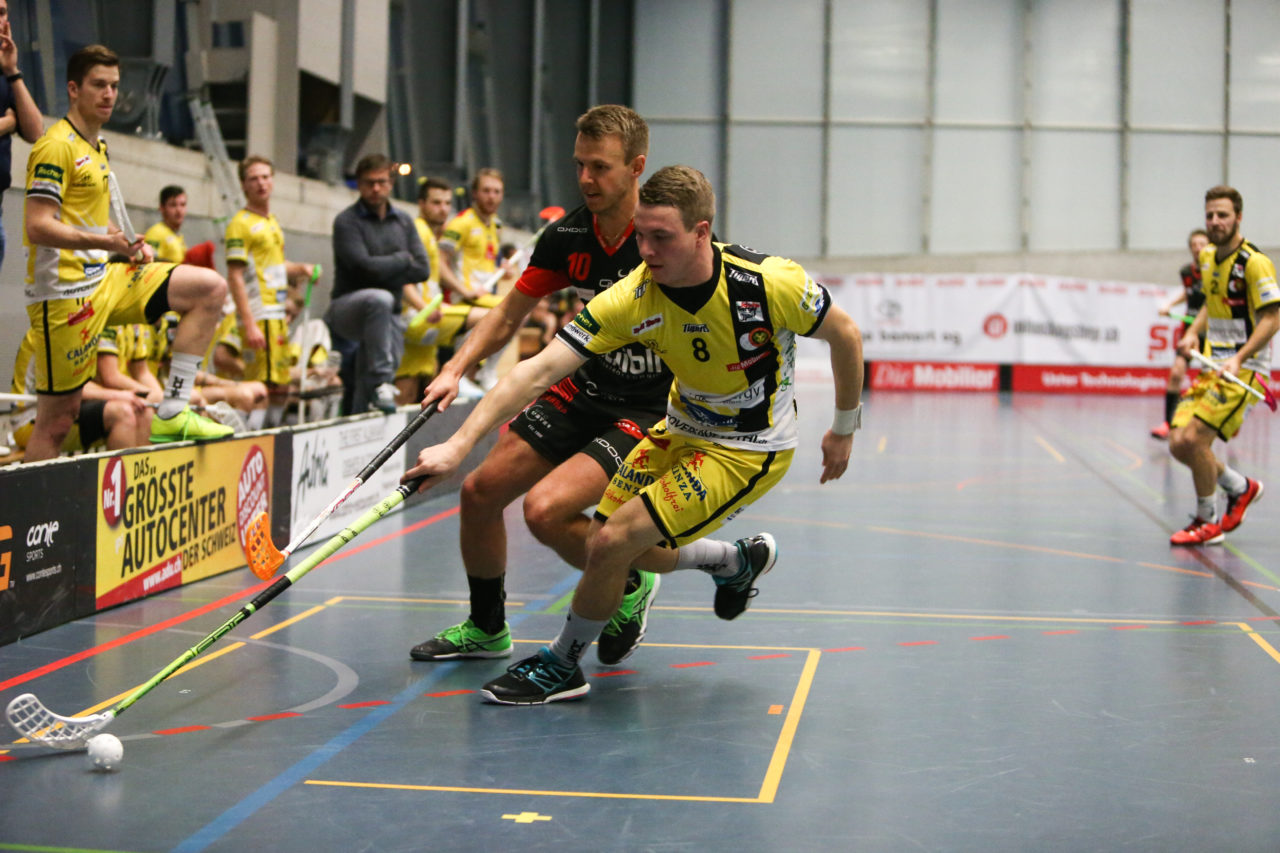 Buchholz (Uster), 08.01.2017, Unihockey Herren NLA, UHC Uster - Unihockey Tigers Langnau, Oskar Henriksson (Nr. 10, UHC Uster) und Joe Willi (Nr. 6, Unihockey Tigers Langnau)

(Severin Binkert, unihockey-fotos.ch)

Copyright: Severin Binkert, unihockey-fotos.ch – Dieses Bild wurde durch swiss unihockey lizenziert und darf ausschliesslich auf den Online-Kanälen von swiss unihockey verwendet werden. Die redaktionelle oder kommerzielle Nutzung durch Dritte (Medien, Vereine, Unternehmen oder Privatpersonen) per Download von diesem flickr-Account ist ausgeschlossen. Das Bild kann bei Interesse via unihockey-fotos.ch kostenpflichtig lizenziert werden. unihockey-fotos.ch behält sich vor, fehlbaren Medien, Vereinen, Unternehmen oder Privatpersonen Bilder mit einem Zuschlag in Rechnung zu stellen.
