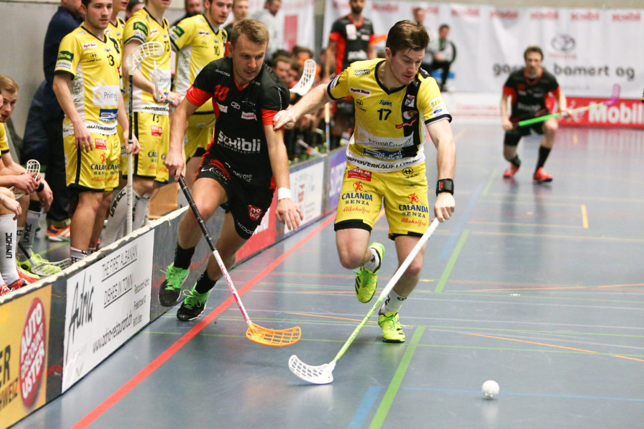 Buchholz (Uster), 08.01.2017, Unihockey Herren NLA, UHC Uster - Unihockey Tigers Langnau, Oskar Henriksson (Nr. 10, UHC Uster) und Stefan Siegenthaler (Nr. 17, Unihockey Tigers Langnau)

(Severin Binkert, unihockey-fotos.ch)

Copyright: Severin Binkert, unihockey-fotos.ch – Dieses Bild wurde durch swiss unihockey lizenziert und darf ausschliesslich auf den Online-Kanälen von swiss unihockey verwendet werden. Die redaktionelle oder kommerzielle Nutzung durch Dritte (Medien, Vereine, Unternehmen oder Privatpersonen) per Download von diesem flickr-Account ist ausgeschlossen. Das Bild kann bei Interesse via unihockey-fotos.ch kostenpflichtig lizenziert werden. unihockey-fotos.ch behält sich vor, fehlbaren Medien, Vereinen, Unternehmen oder Privatpersonen Bilder mit einem Zuschlag in Rechnung zu stellen.