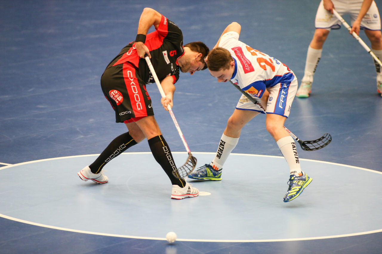 Sporthalle Hardau (Zürich), 21.01.2017, Unihockey Herren NLA, GC Unihockey - UHC Uster, Silvan Bolliger (Nr. 5, UHC Uster) und Fabrice Göldi (Nr. 23, GC Unihockey)

(Severin Binkert, unihockey-fotos.ch)

Copyright: Severin Binkert, unihockey-fotos.ch – Dieses Bild wurde durch swiss unihockey lizenziert und darf ausschliesslich auf den Online-Kanälen von swiss unihockey verwendet werden. Die redaktionelle oder kommerzielle Nutzung durch Dritte (Medien, Vereine, Unternehmen oder Privatpersonen) per Download von diesem flickr-Account ist ausgeschlossen. Das Bild kann bei Interesse via unihockey-fotos.ch kostenpflichtig lizenziert werden. unihockey-fotos.ch behält sich vor, fehlbaren Medien, Vereinen, Unternehmen oder Privatpersonen Bilder mit einem Zuschlag in Rechnung zu stellen.