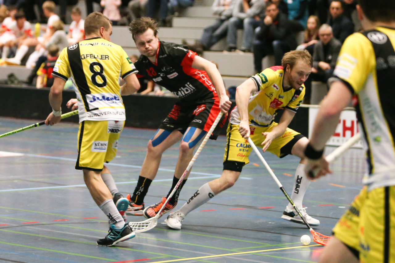 Buchholz (Uster), 08.01.2017, Unihockey Herren NLA, UHC Uster - Unihockey Tigers Langnau, Markus Kulmala (Nr. 88, UHC Uster)

(Severin Binkert, unihockey-fotos.ch)

Copyright: Severin Binkert, unihockey-fotos.ch – Dieses Bild wurde durch swiss unihockey lizenziert und darf ausschliesslich auf den Online-Kanälen von swiss unihockey verwendet werden. Die redaktionelle oder kommerzielle Nutzung durch Dritte (Medien, Vereine, Unternehmen oder Privatpersonen) per Download von diesem flickr-Account ist ausgeschlossen. Das Bild kann bei Interesse via unihockey-fotos.ch kostenpflichtig lizenziert werden. unihockey-fotos.ch behält sich vor, fehlbaren Medien, Vereinen, Unternehmen oder Privatpersonen Bilder mit einem Zuschlag in Rechnung zu stellen.