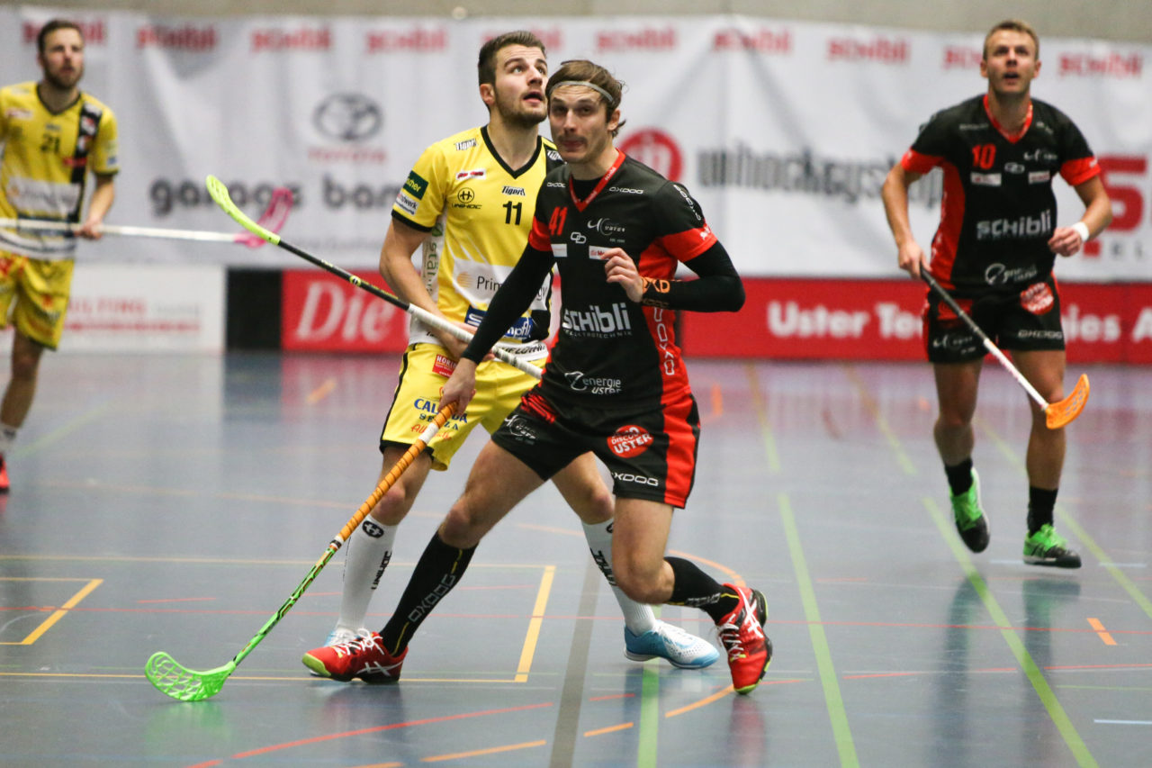 Buchholz (Uster), 08.01.2017, Unihockey Herren NLA, UHC Uster - Unihockey Tigers Langnau, Simon Steiner (Nr. 11, Unihockey Tigers Langnau) Anjo Urner (Nr. 41, UHC Uster)

(Severin Binkert, unihockey-fotos.ch)

Copyright: Severin Binkert, unihockey-fotos.ch – Dieses Bild wurde durch swiss unihockey lizenziert und darf ausschliesslich auf den Online-Kanälen von swiss unihockey verwendet werden. Die redaktionelle oder kommerzielle Nutzung durch Dritte (Medien, Vereine, Unternehmen oder Privatpersonen) per Download von diesem flickr-Account ist ausgeschlossen. Das Bild kann bei Interesse via unihockey-fotos.ch kostenpflichtig lizenziert werden. unihockey-fotos.ch behält sich vor, fehlbaren Medien, Vereinen, Unternehmen oder Privatpersonen Bilder mit einem Zuschlag in Rechnung zu stellen.