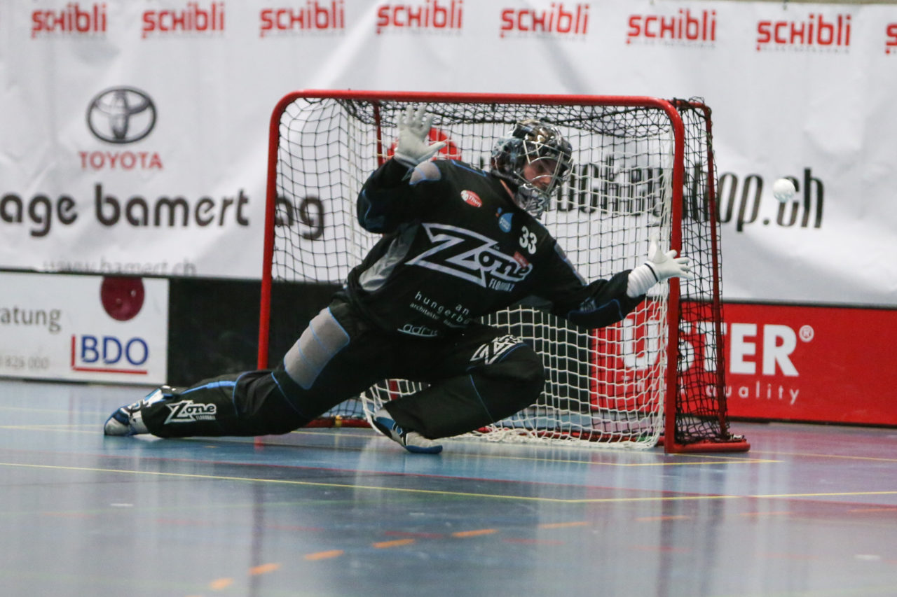Buchholz (Uster), 07.01.2017, Unihockey Herren NLA, UHC Uster - UHC Thun, Marcel Straubhaar (Nr. 33, UHC Thun)

(Severin Binkert, unihockey-fotos.ch)

Copyright: Severin Binkert, unihockey-fotos.ch – Dieses Bild wurde durch swiss unihockey lizenziert und darf ausschliesslich auf den Online-Kanälen von swiss unihockey verwendet werden. Die redaktionelle oder kommerzielle Nutzung durch Dritte (Medien, Vereine, Unternehmen oder Privatpersonen) per Download von diesem flickr-Account ist ausgeschlossen. Das Bild kann bei Interesse via unihockey-fotos.ch kostenpflichtig lizenziert werden. unihockey-fotos.ch behält sich vor, fehlbaren Medien, Vereinen, Unternehmen oder Privatpersonen Bilder mit einem Zuschlag in Rechnung zu stellen.