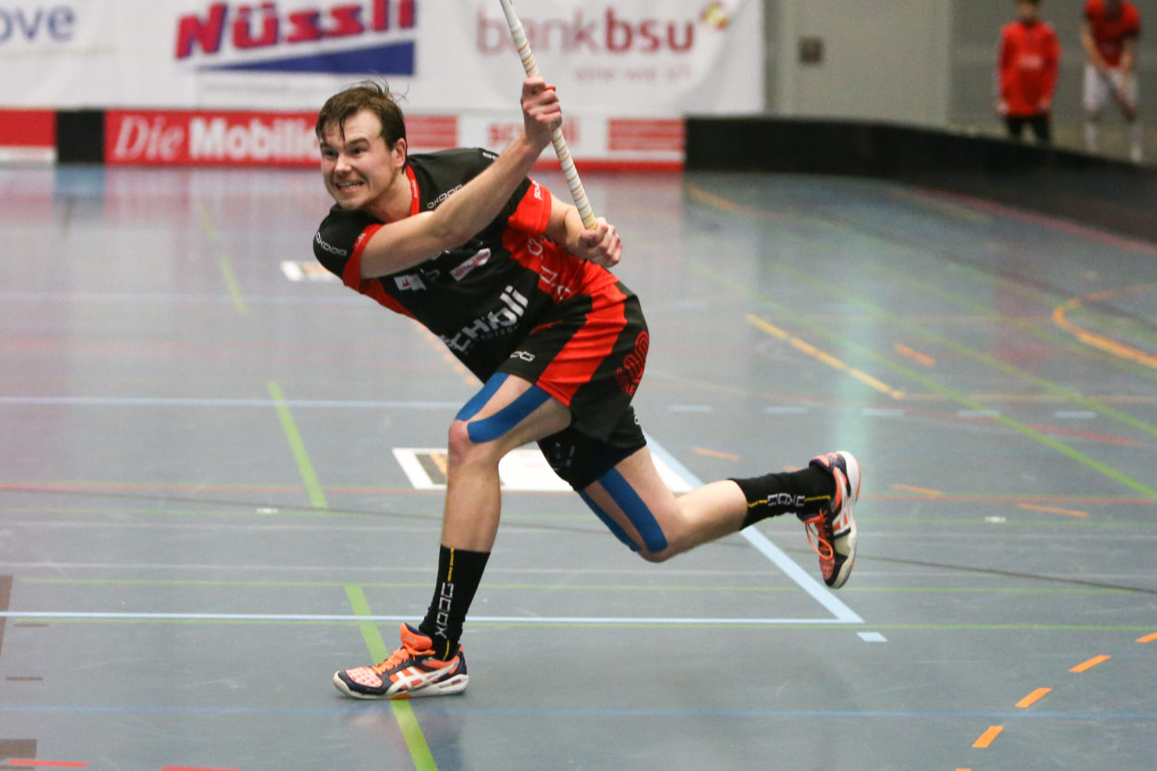 Buchholz (Uster), 08.01.2017, Unihockey Herren NLA, UHC Uster - Unihockey Tigers Langnau, Markus Kulmala (Nr. 88, UHC Uster)

(Severin Binkert, unihockey-fotos.ch)

Copyright: Severin Binkert, unihockey-fotos.ch – Dieses Bild wurde durch swiss unihockey lizenziert und darf ausschliesslich auf den Online-Kanälen von swiss unihockey verwendet werden. Die redaktionelle oder kommerzielle Nutzung durch Dritte (Medien, Vereine, Unternehmen oder Privatpersonen) per Download von diesem flickr-Account ist ausgeschlossen. Das Bild kann bei Interesse via unihockey-fotos.ch kostenpflichtig lizenziert werden. unihockey-fotos.ch behält sich vor, fehlbaren Medien, Vereinen, Unternehmen oder Privatpersonen Bilder mit einem Zuschlag in Rechnung zu stellen.