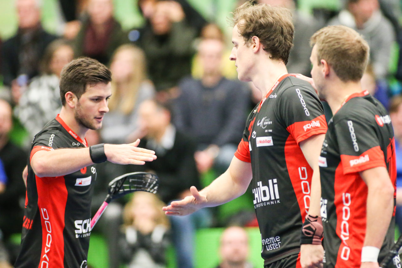 Sporthalle Hardau (Zürich), 21.01.2017, Unihockey Herren NLA, GC Unihockey - UHC Uster, Silvan Bolliger (Nr. 5, UHC Uster) und Florian Bolliger (Nr. 21, UHC Uster)

(Severin Binkert, unihockey-fotos.ch)

Copyright: Severin Binkert, unihockey-fotos.ch – Dieses Bild wurde durch swiss unihockey lizenziert und darf ausschliesslich auf den Online-Kanälen von swiss unihockey verwendet werden. Die redaktionelle oder kommerzielle Nutzung durch Dritte (Medien, Vereine, Unternehmen oder Privatpersonen) per Download von diesem flickr-Account ist ausgeschlossen. Das Bild kann bei Interesse via unihockey-fotos.ch kostenpflichtig lizenziert werden. unihockey-fotos.ch behält sich vor, fehlbaren Medien, Vereinen, Unternehmen oder Privatpersonen Bilder mit einem Zuschlag in Rechnung zu stellen.