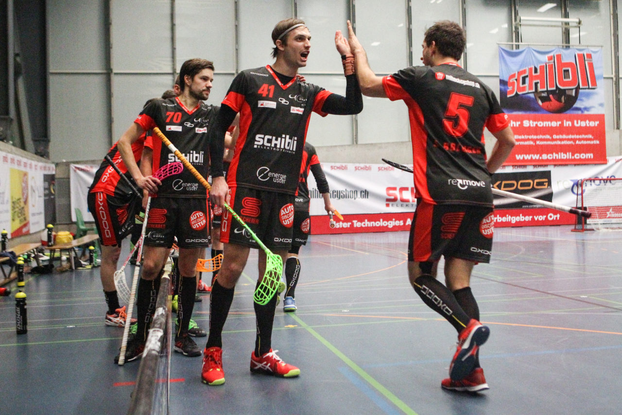 Buchholz (Uster), 07.01.2017, Unihockey Herren NLA, UHC Uster - UHC Thun, Anjo Urner (Nr. 41, UHC Uster)

(Severin Binkert, unihockey-fotos.ch)

Copyright: Severin Binkert, unihockey-fotos.ch – Dieses Bild wurde durch swiss unihockey lizenziert und darf ausschliesslich auf den Online-Kanälen von swiss unihockey verwendet werden. Die redaktionelle oder kommerzielle Nutzung durch Dritte (Medien, Vereine, Unternehmen oder Privatpersonen) per Download von diesem flickr-Account ist ausgeschlossen. Das Bild kann bei Interesse via unihockey-fotos.ch kostenpflichtig lizenziert werden. unihockey-fotos.ch behält sich vor, fehlbaren Medien, Vereinen, Unternehmen oder Privatpersonen Bilder mit einem Zuschlag in Rechnung zu stellen.