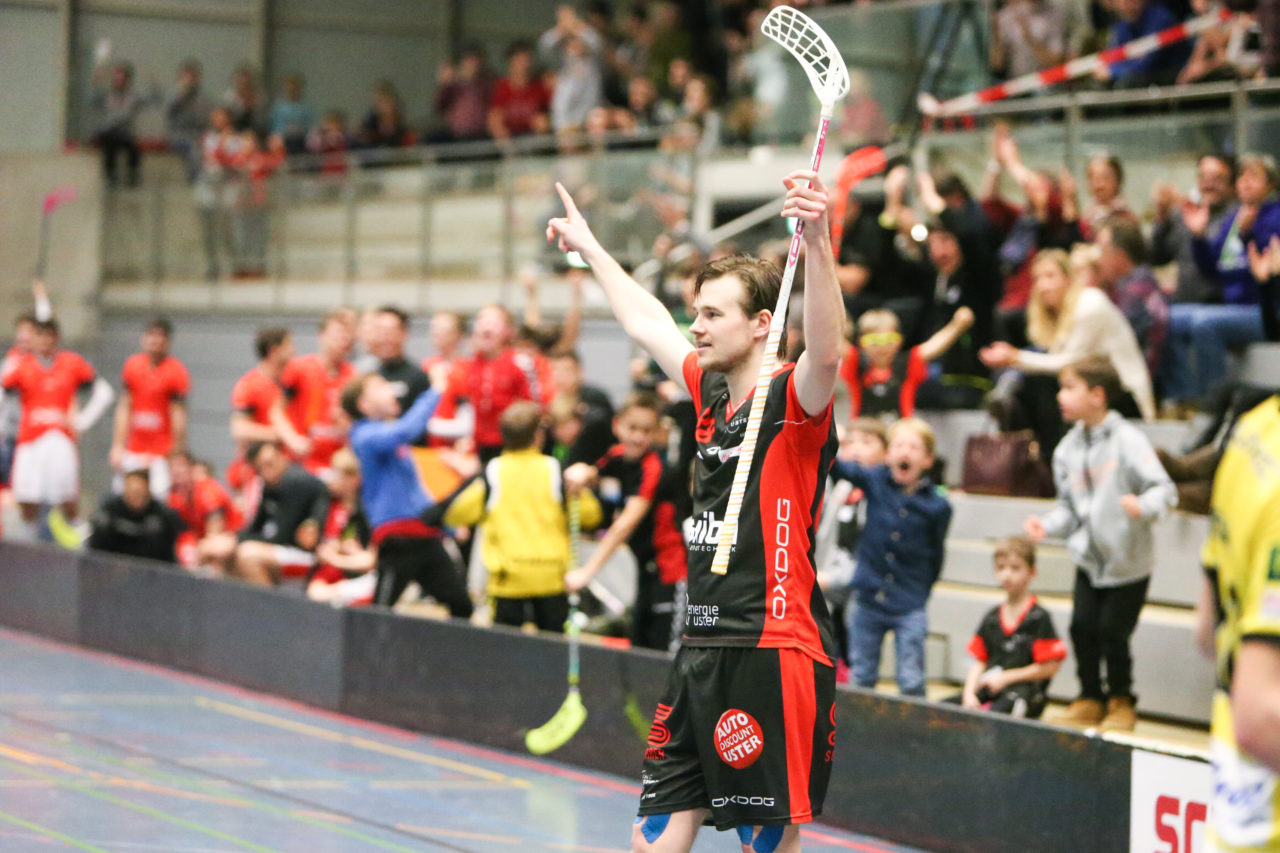 Buchholz (Uster), 08.01.2017, Unihockey Herren NLA, UHC Uster - Unihockey Tigers Langnau, Markus Kulmala (Nr. 88, UHC Uster)

(Severin Binkert, unihockey-fotos.ch)

Copyright: Severin Binkert, unihockey-fotos.ch – Dieses Bild wurde durch swiss unihockey lizenziert und darf ausschliesslich auf den Online-Kanälen von swiss unihockey verwendet werden. Die redaktionelle oder kommerzielle Nutzung durch Dritte (Medien, Vereine, Unternehmen oder Privatpersonen) per Download von diesem flickr-Account ist ausgeschlossen. Das Bild kann bei Interesse via unihockey-fotos.ch kostenpflichtig lizenziert werden. unihockey-fotos.ch behält sich vor, fehlbaren Medien, Vereinen, Unternehmen oder Privatpersonen Bilder mit einem Zuschlag in Rechnung zu stellen.