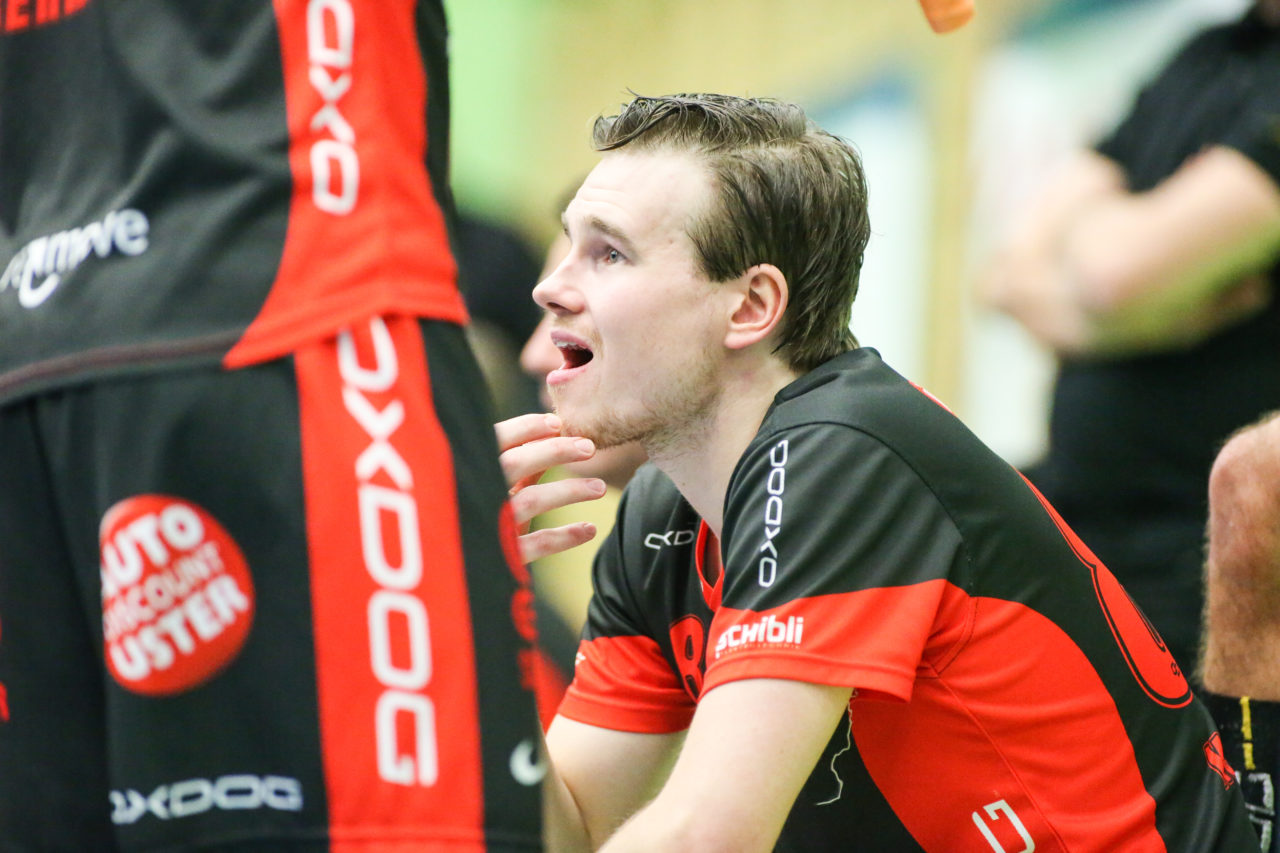 Sporthalle Hardau (Zürich), 21.01.2017, Unihockey Herren NLA, GC Unihockey - UHC Uster, Markus Kulmala (Nr. 88, UHC Uster)

(Severin Binkert, unihockey-fotos.ch)

Copyright: Severin Binkert, unihockey-fotos.ch – Dieses Bild wurde durch swiss unihockey lizenziert und darf ausschliesslich auf den Online-Kanälen von swiss unihockey verwendet werden. Die redaktionelle oder kommerzielle Nutzung durch Dritte (Medien, Vereine, Unternehmen oder Privatpersonen) per Download von diesem flickr-Account ist ausgeschlossen. Das Bild kann bei Interesse via unihockey-fotos.ch kostenpflichtig lizenziert werden. unihockey-fotos.ch behält sich vor, fehlbaren Medien, Vereinen, Unternehmen oder Privatpersonen Bilder mit einem Zuschlag in Rechnung zu stellen.