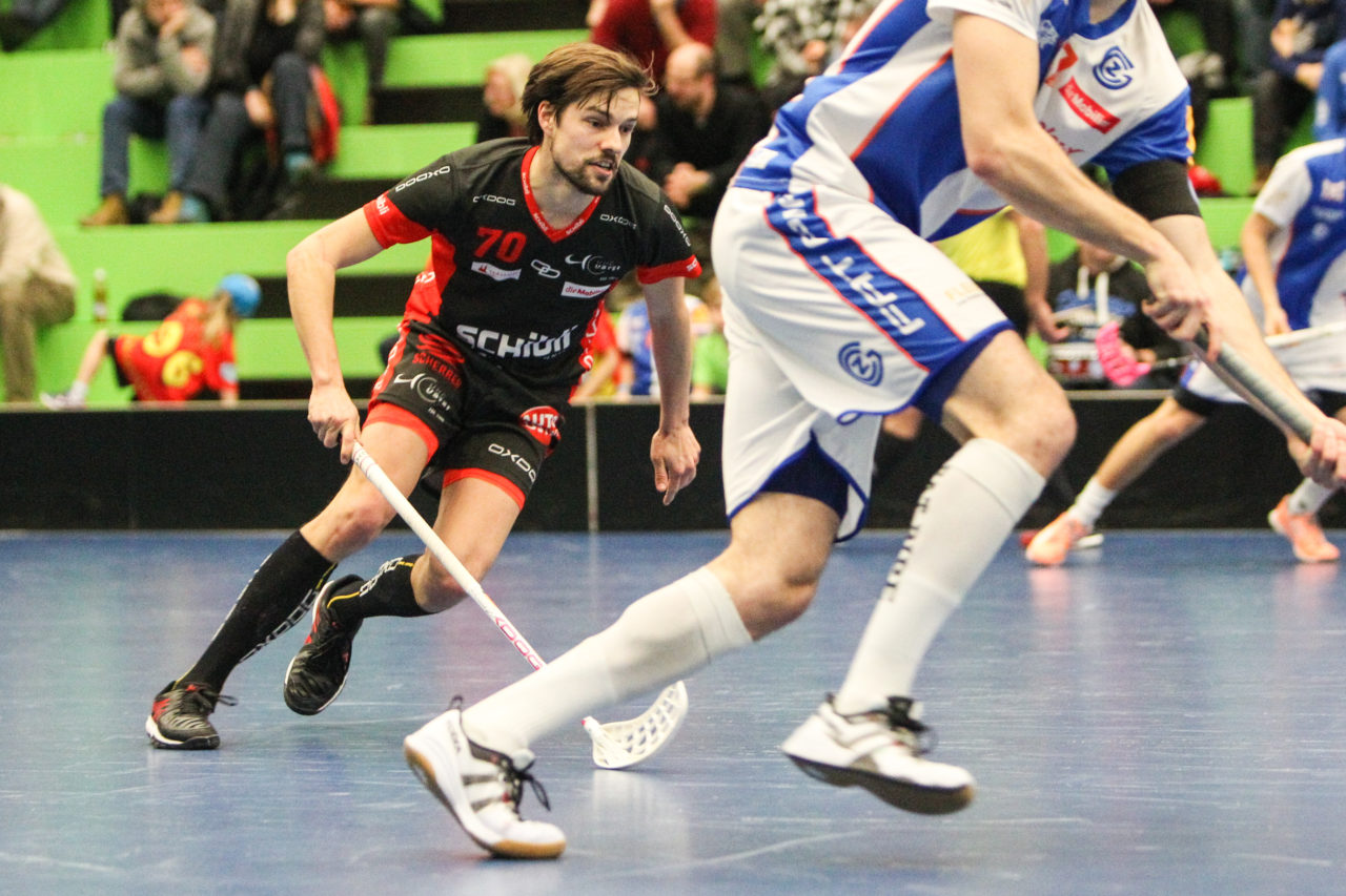 Sporthalle Hardau (Zürich), 21.01.2017, Unihockey Herren NLA, GC Unihockey - UHC Uster, Simon Suter (Nr. 70, UHC Uster)

(Severin Binkert, unihockey-fotos.ch)

Copyright: Severin Binkert, unihockey-fotos.ch – Dieses Bild wurde durch swiss unihockey lizenziert und darf ausschliesslich auf den Online-Kanälen von swiss unihockey verwendet werden. Die redaktionelle oder kommerzielle Nutzung durch Dritte (Medien, Vereine, Unternehmen oder Privatpersonen) per Download von diesem flickr-Account ist ausgeschlossen. Das Bild kann bei Interesse via unihockey-fotos.ch kostenpflichtig lizenziert werden. unihockey-fotos.ch behält sich vor, fehlbaren Medien, Vereinen, Unternehmen oder Privatpersonen Bilder mit einem Zuschlag in Rechnung zu stellen.
