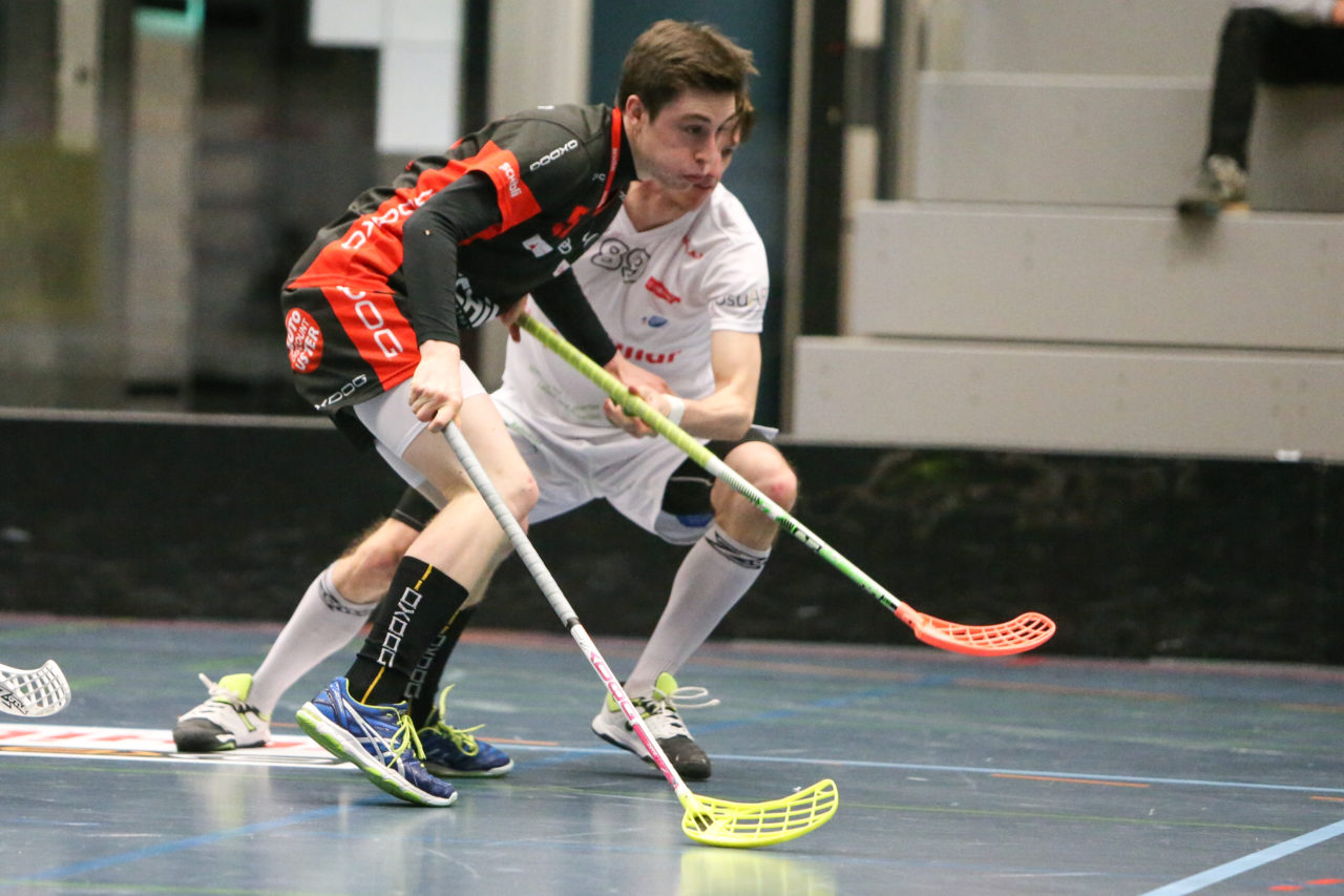 Buchholz (Uster), 07.01.2017, Unihockey Herren NLA, UHC Uster - UHC Thun, Romano Schubiger (Nr. 51, UHC Uster)

(Severin Binkert, unihockey-fotos.ch)

Copyright: Severin Binkert, unihockey-fotos.ch – Dieses Bild wurde durch swiss unihockey lizenziert und darf ausschliesslich auf den Online-Kanälen von swiss unihockey verwendet werden. Die redaktionelle oder kommerzielle Nutzung durch Dritte (Medien, Vereine, Unternehmen oder Privatpersonen) per Download von diesem flickr-Account ist ausgeschlossen. Das Bild kann bei Interesse via unihockey-fotos.ch kostenpflichtig lizenziert werden. unihockey-fotos.ch behält sich vor, fehlbaren Medien, Vereinen, Unternehmen oder Privatpersonen Bilder mit einem Zuschlag in Rechnung zu stellen.
