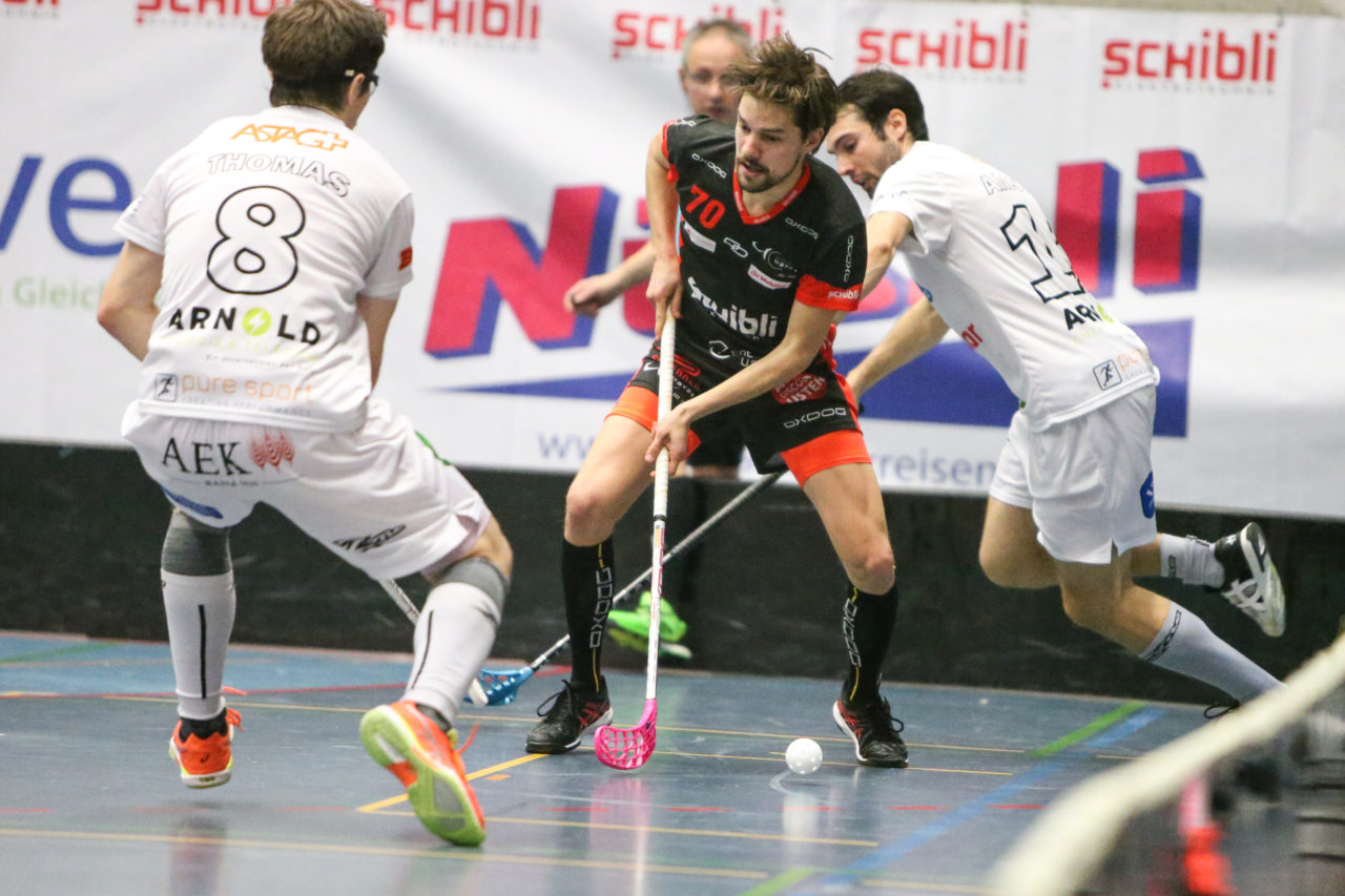 Buchholz (Uster), 07.01.2017, Unihockey Herren NLA, UHC Uster - UHC Thun, Simon Suter (Nr. 70, UHC Uster)

(Severin Binkert, unihockey-fotos.ch)

Copyright: Severin Binkert, unihockey-fotos.ch – Dieses Bild wurde durch swiss unihockey lizenziert und darf ausschliesslich auf den Online-Kanälen von swiss unihockey verwendet werden. Die redaktionelle oder kommerzielle Nutzung durch Dritte (Medien, Vereine, Unternehmen oder Privatpersonen) per Download von diesem flickr-Account ist ausgeschlossen. Das Bild kann bei Interesse via unihockey-fotos.ch kostenpflichtig lizenziert werden. unihockey-fotos.ch behält sich vor, fehlbaren Medien, Vereinen, Unternehmen oder Privatpersonen Bilder mit einem Zuschlag in Rechnung zu stellen.