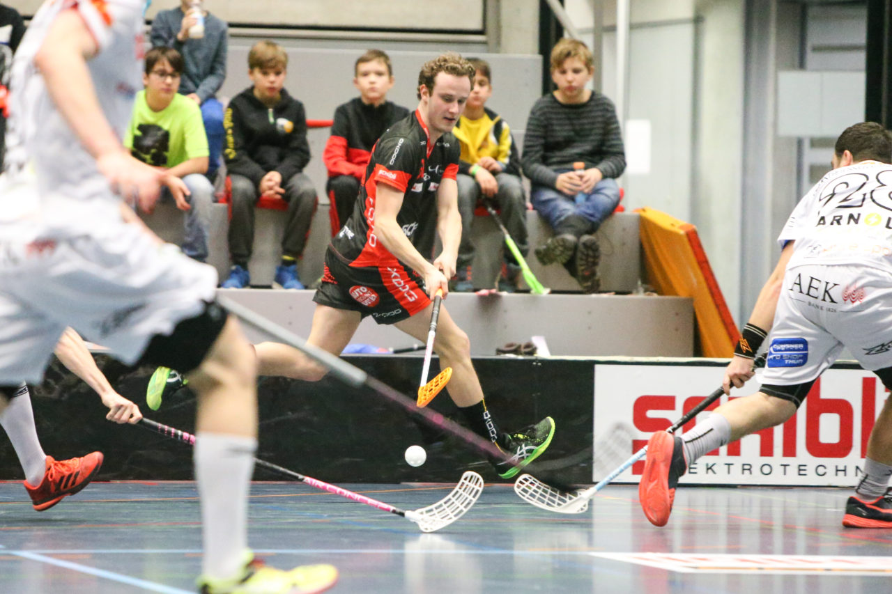 Buchholz (Uster), 07.01.2017, Unihockey Herren NLA, UHC Uster - UHC Thun, Florian Hafner (Nr. 68, UHC Uster)

(Severin Binkert, unihockey-fotos.ch)

Copyright: Severin Binkert, unihockey-fotos.ch – Dieses Bild wurde durch swiss unihockey lizenziert und darf ausschliesslich auf den Online-Kanälen von swiss unihockey verwendet werden. Die redaktionelle oder kommerzielle Nutzung durch Dritte (Medien, Vereine, Unternehmen oder Privatpersonen) per Download von diesem flickr-Account ist ausgeschlossen. Das Bild kann bei Interesse via unihockey-fotos.ch kostenpflichtig lizenziert werden. unihockey-fotos.ch behält sich vor, fehlbaren Medien, Vereinen, Unternehmen oder Privatpersonen Bilder mit einem Zuschlag in Rechnung zu stellen.