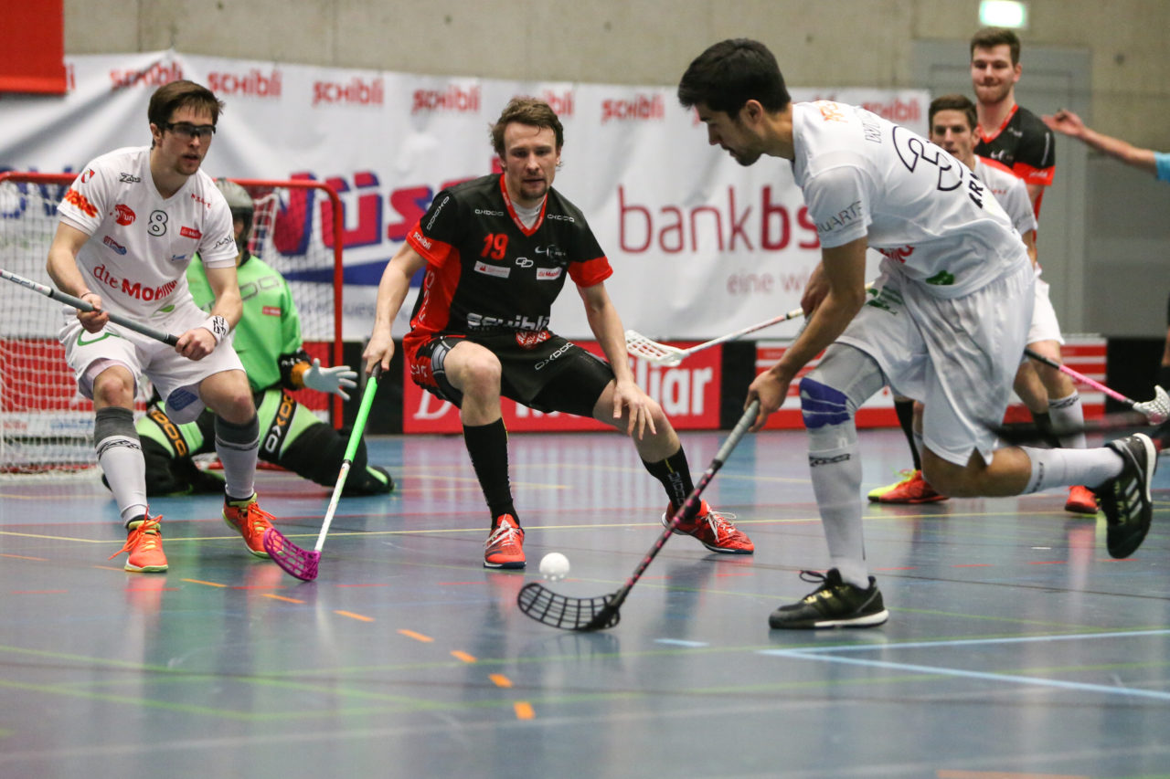 Buchholz (Uster), 07.01.2017, Unihockey Herren NLA, UHC Uster - UHC Thun, Fabian Steiger (Nr. 19, UHC Uster) und Ryan Winkler (Nr. 30, UHC Thun)

(Severin Binkert, unihockey-fotos.ch)

Copyright: Severin Binkert, unihockey-fotos.ch – Dieses Bild wurde durch swiss unihockey lizenziert und darf ausschliesslich auf den Online-Kanälen von swiss unihockey verwendet werden. Die redaktionelle oder kommerzielle Nutzung durch Dritte (Medien, Vereine, Unternehmen oder Privatpersonen) per Download von diesem flickr-Account ist ausgeschlossen. Das Bild kann bei Interesse via unihockey-fotos.ch kostenpflichtig lizenziert werden. unihockey-fotos.ch behält sich vor, fehlbaren Medien, Vereinen, Unternehmen oder Privatpersonen Bilder mit einem Zuschlag in Rechnung zu stellen.