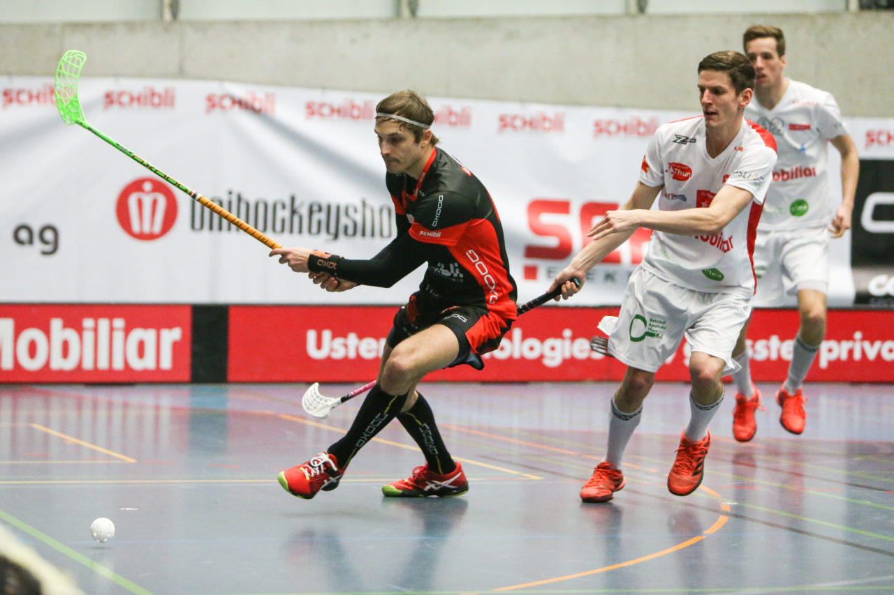 Buchholz (Uster), 07.01.2017, Unihockey Herren NLA, UHC Uster - UHC Thun, Anjo Urner (Nr. 41, UHC Uster) und Thomas Kropf (Nr, 13, UHC Thun)

(Severin Binkert, unihockey-fotos.ch)

Copyright: Severin Binkert, unihockey-fotos.ch – Dieses Bild wurde durch swiss unihockey lizenziert und darf ausschliesslich auf den Online-Kanälen von swiss unihockey verwendet werden. Die redaktionelle oder kommerzielle Nutzung durch Dritte (Medien, Vereine, Unternehmen oder Privatpersonen) per Download von diesem flickr-Account ist ausgeschlossen. Das Bild kann bei Interesse via unihockey-fotos.ch kostenpflichtig lizenziert werden. unihockey-fotos.ch behält sich vor, fehlbaren Medien, Vereinen, Unternehmen oder Privatpersonen Bilder mit einem Zuschlag in Rechnung zu stellen.