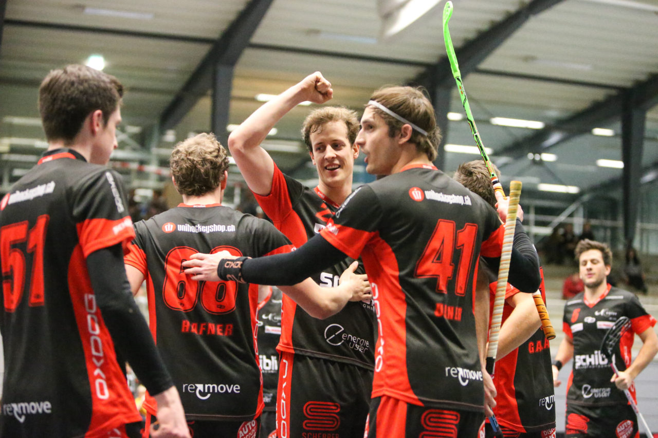 Buchholz (Uster), 07.01.2017, Unihockey Herren NLA, UHC Uster - UHC Thun, Florian Bolliger (Nr. 21, UHC Uster)

(Severin Binkert, unihockey-fotos.ch)

Copyright: Severin Binkert, unihockey-fotos.ch – Dieses Bild wurde durch swiss unihockey lizenziert und darf ausschliesslich auf den Online-Kanälen von swiss unihockey verwendet werden. Die redaktionelle oder kommerzielle Nutzung durch Dritte (Medien, Vereine, Unternehmen oder Privatpersonen) per Download von diesem flickr-Account ist ausgeschlossen. Das Bild kann bei Interesse via unihockey-fotos.ch kostenpflichtig lizenziert werden. unihockey-fotos.ch behält sich vor, fehlbaren Medien, Vereinen, Unternehmen oder Privatpersonen Bilder mit einem Zuschlag in Rechnung zu stellen.